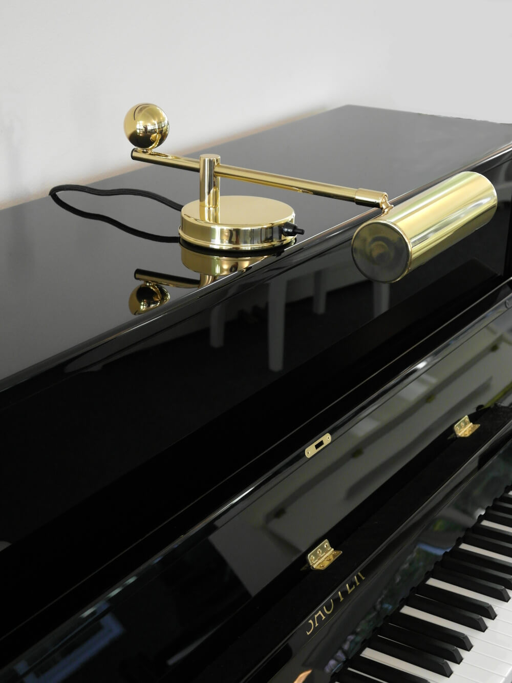 Originalgetreue Reproduktion der Bauhaus-Klavierleuchte DS 28 von Tecnolumen mit architektonischem Charakter