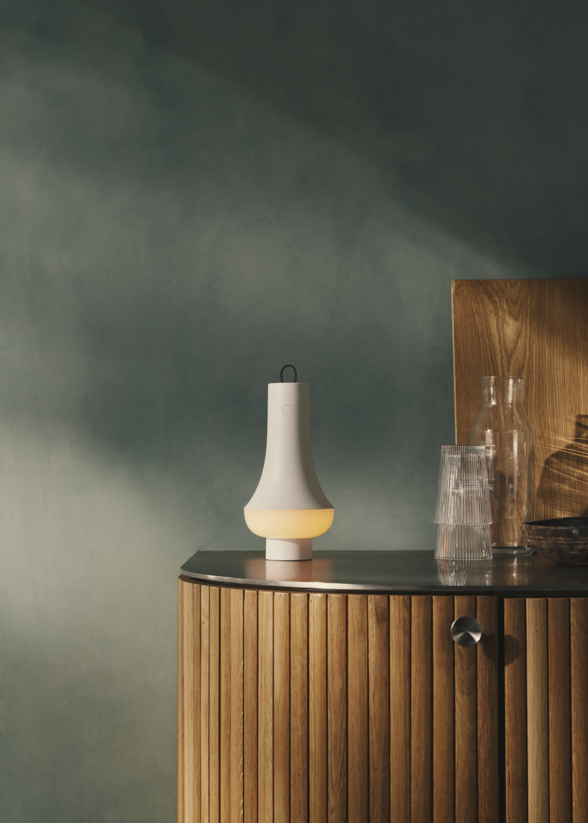 Louis Poulsen Tomoshi Portable Leuchte, kabellos, mit dimmbarer Lichtfunktion für flexible Ambiente-Beleuchtung.