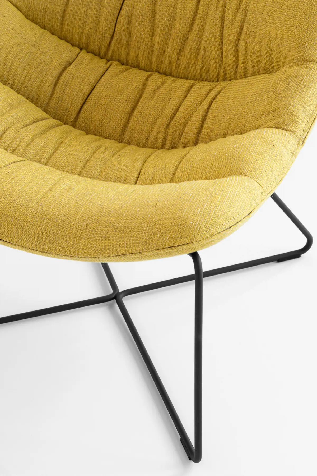 Detail des Noti Mishell Soft Sessels in Gelb mit sichtbarem Kufengestell