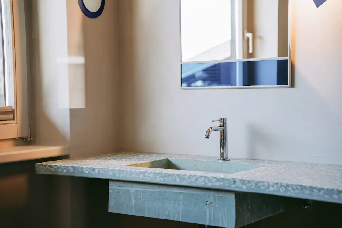 Interior im Hotel Seebichl mit Magis Vitrail Wandspiegel und Waschtisch