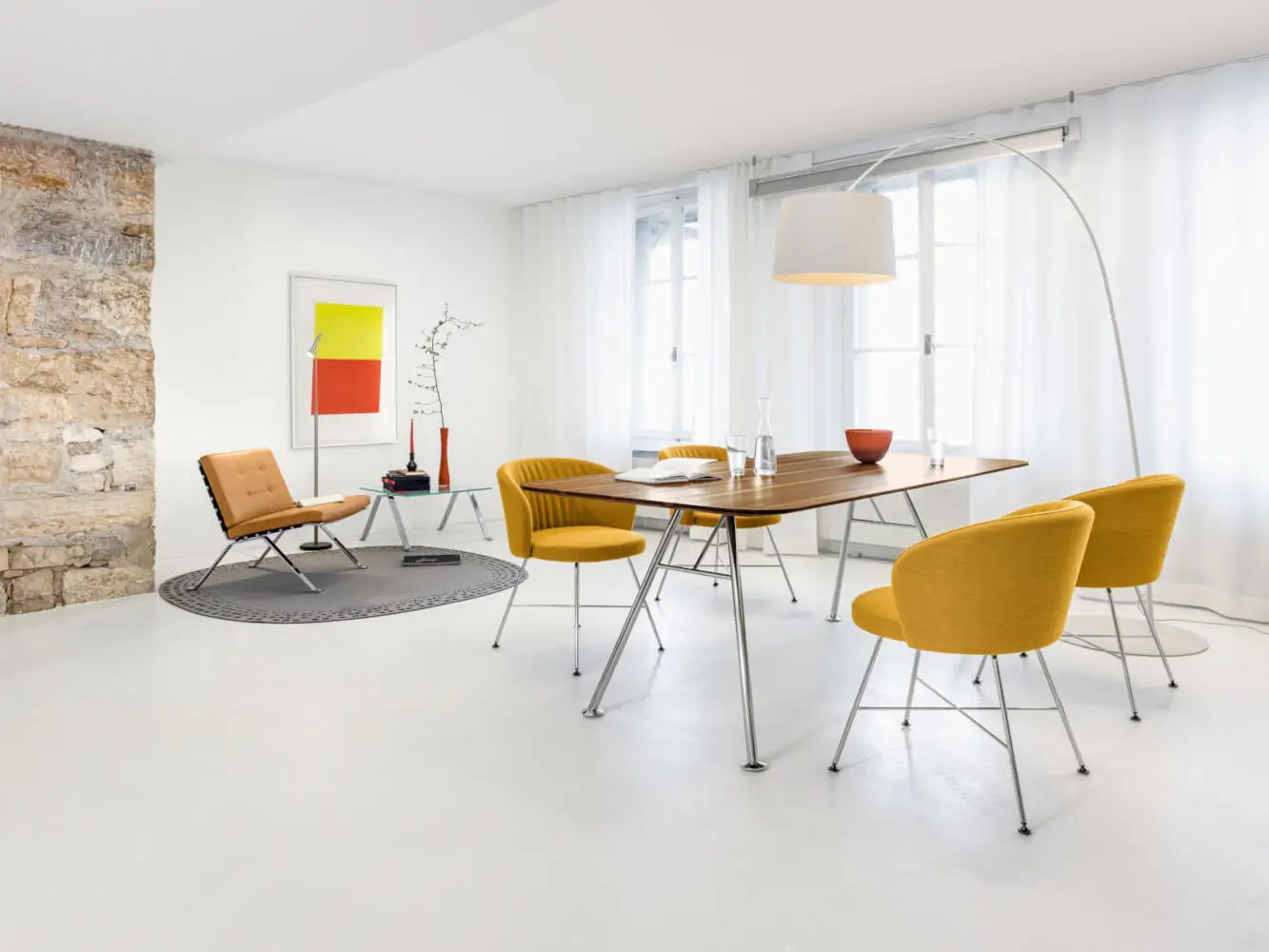 Girsberger Akio Steel Tisch als hochwertiger Konferenztisch in einem modernen Konferenzraum.