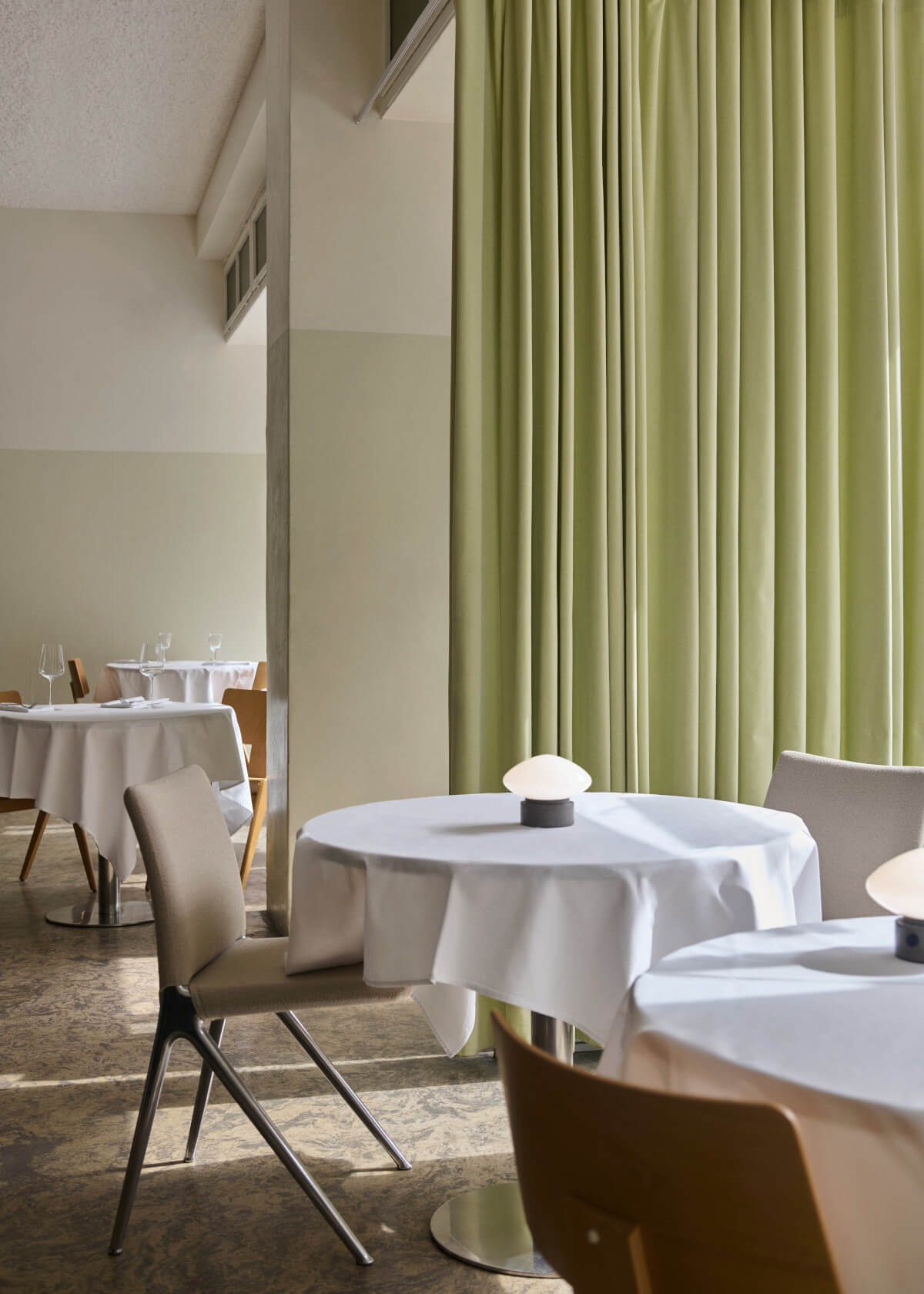 &Tradition Kape IF7 Stuhl mit Holzgestell und Stoffpolster, eleganter Designerstuhl im nordischen Stil