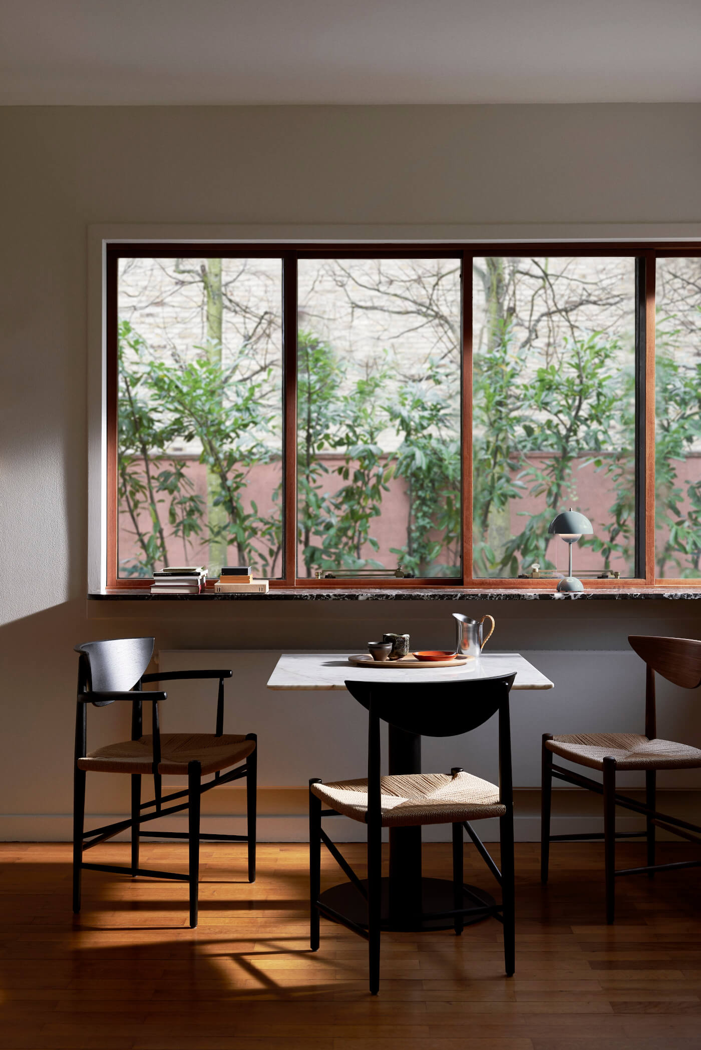 Moderner Drawn HM4 Armlehnstuhl von &Tradition, stilvoll im Wohn- oder Arbeitsbereich einsetzbar