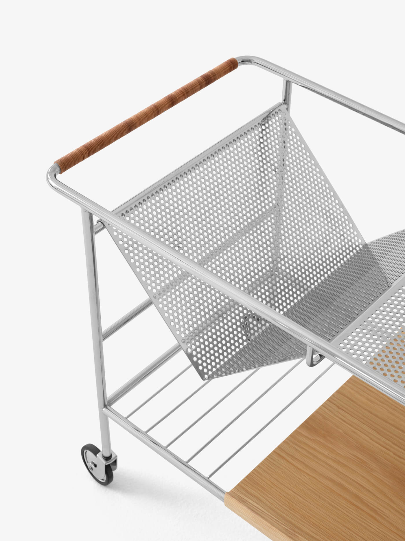 Eleganter Servierwagen Alima NDS1 von &Tradition mit stabilem Chromrahmen und lackierter Eichenholzfläche, skandinavisch modern