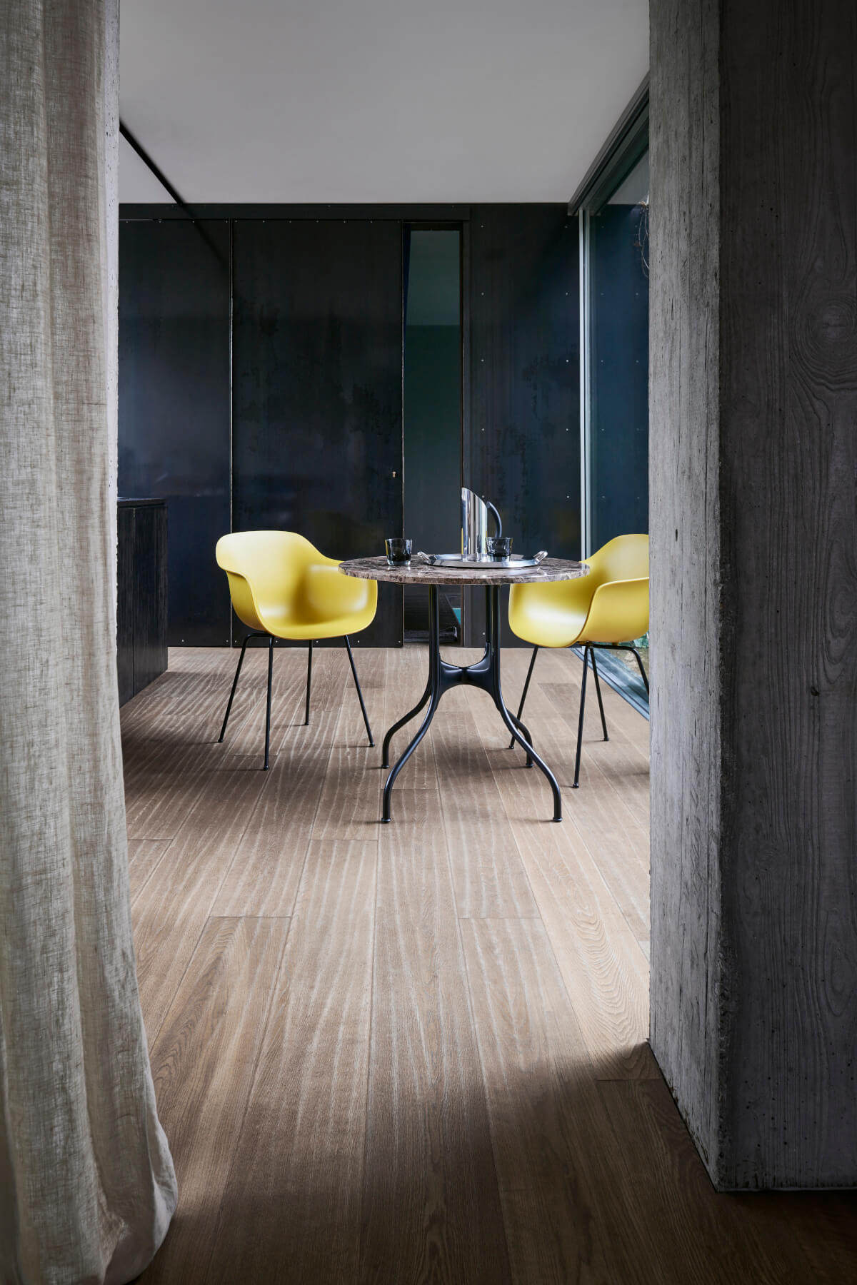 Moderner Magis Milà Tisch, klar strukturiert, langlebig und stilvoll – perfekt für Wohn- oder Bürobereich