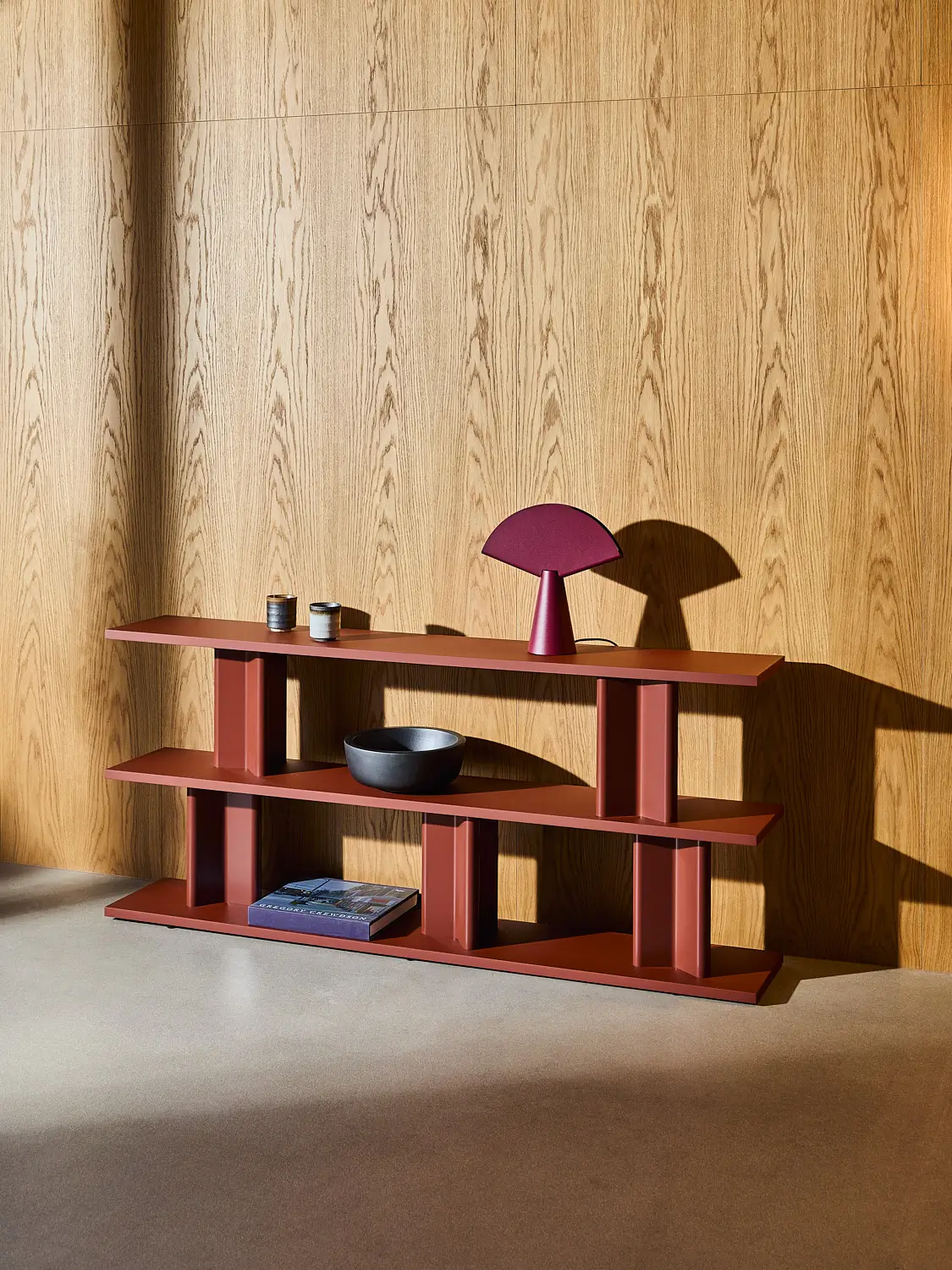 Noti Cactus Regal 180 x 32 cm in Rot als offenes Design-Regal in einem modernen Wohnbereich