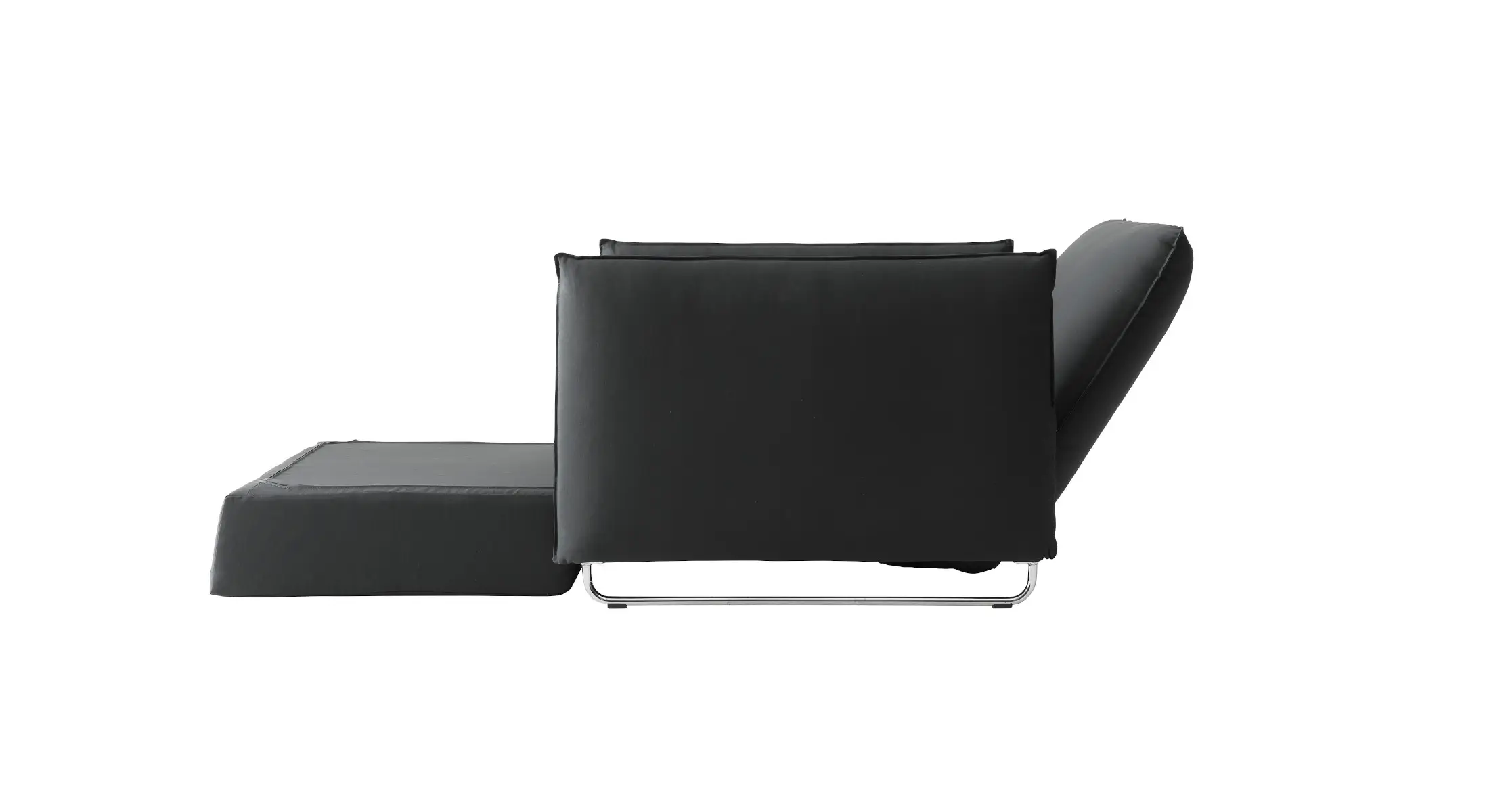 Softline Cord Sessel in Schwarz aus seitlicher Perspektive mit ausgeklappter Sitzfläche und nach hinten geneigter Rückenlehne.