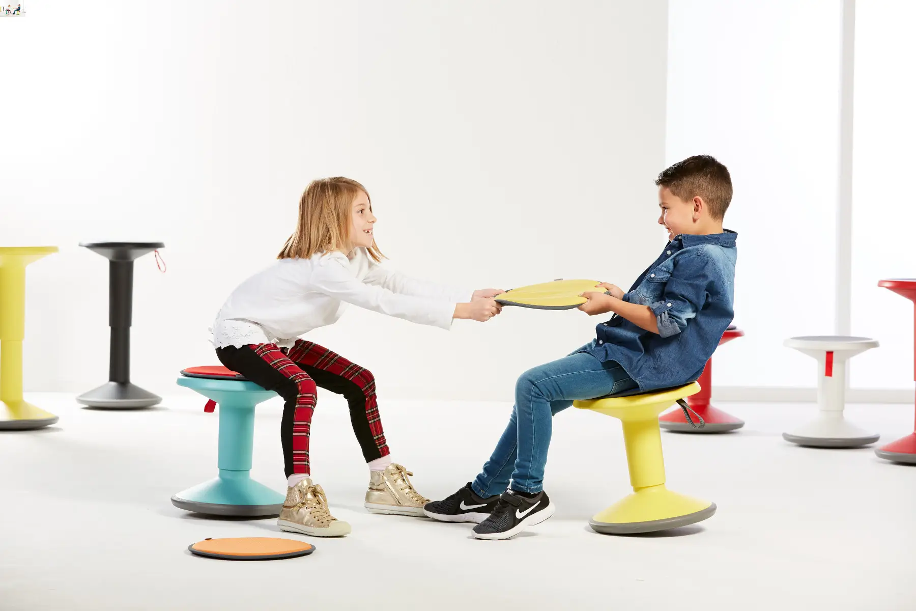 Interstuhl UP Junior Sitzhocker in verschiedenen Farben beim dynamischen Sitzen für Kinder
