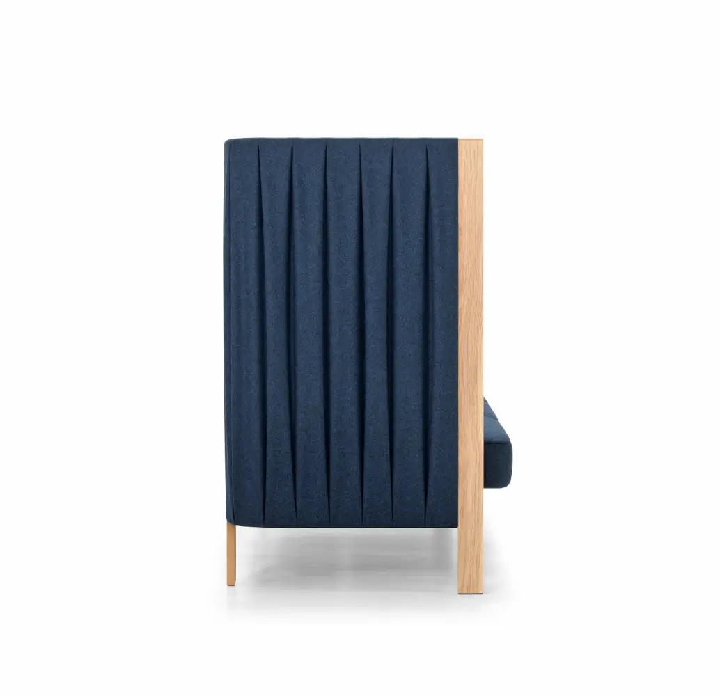 Girsberger Velum Highback Sofa 3-Sitzer in Seitenansicht mit hoher gepolsterter Seitenwand und Holzgestell.