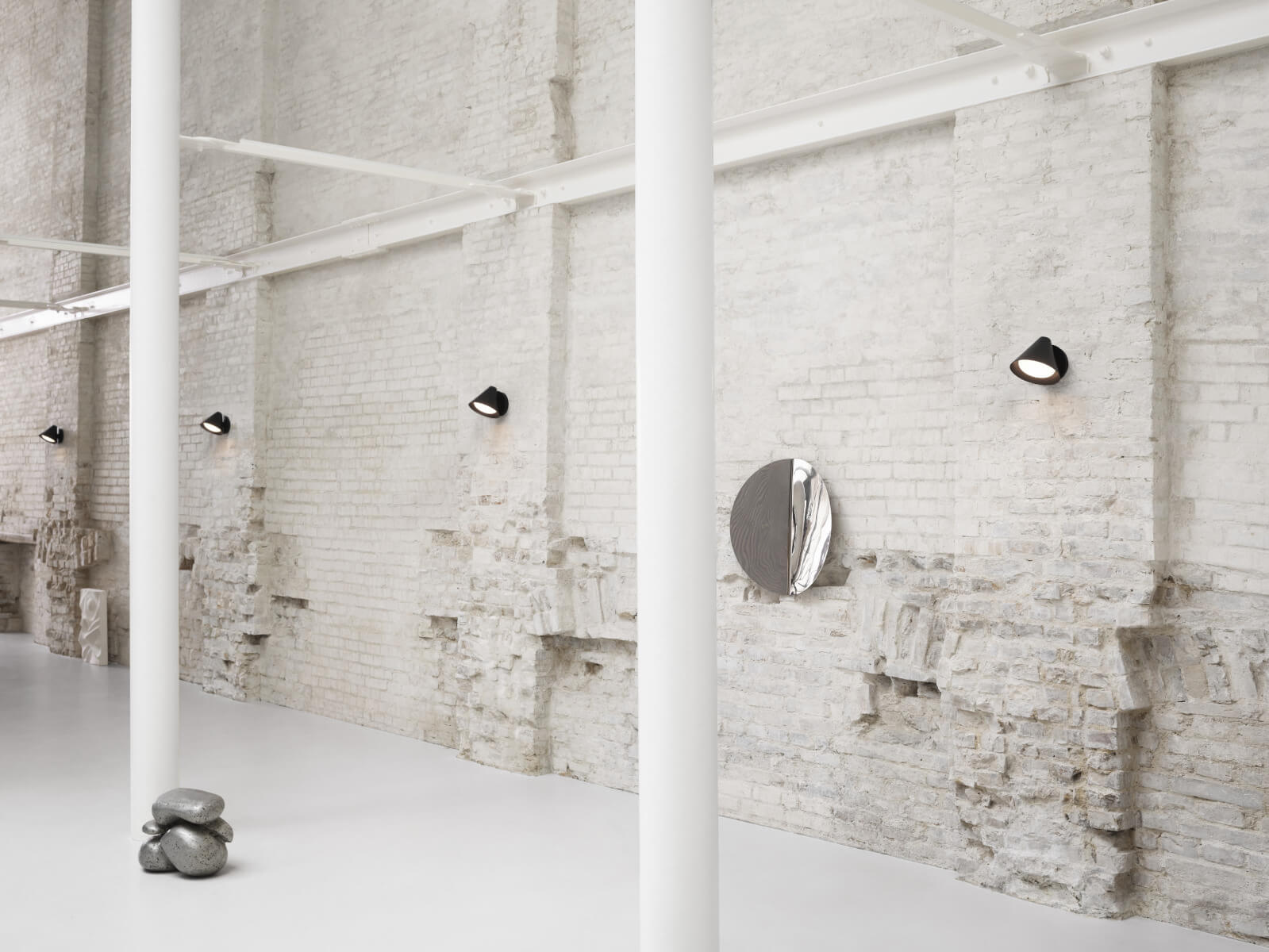 Louis Poulsen Keglen Wandbeleuchtung mit präzisem Lichtkegel, ideal für Flur, Schlafzimmer oder Wohnzimmer.