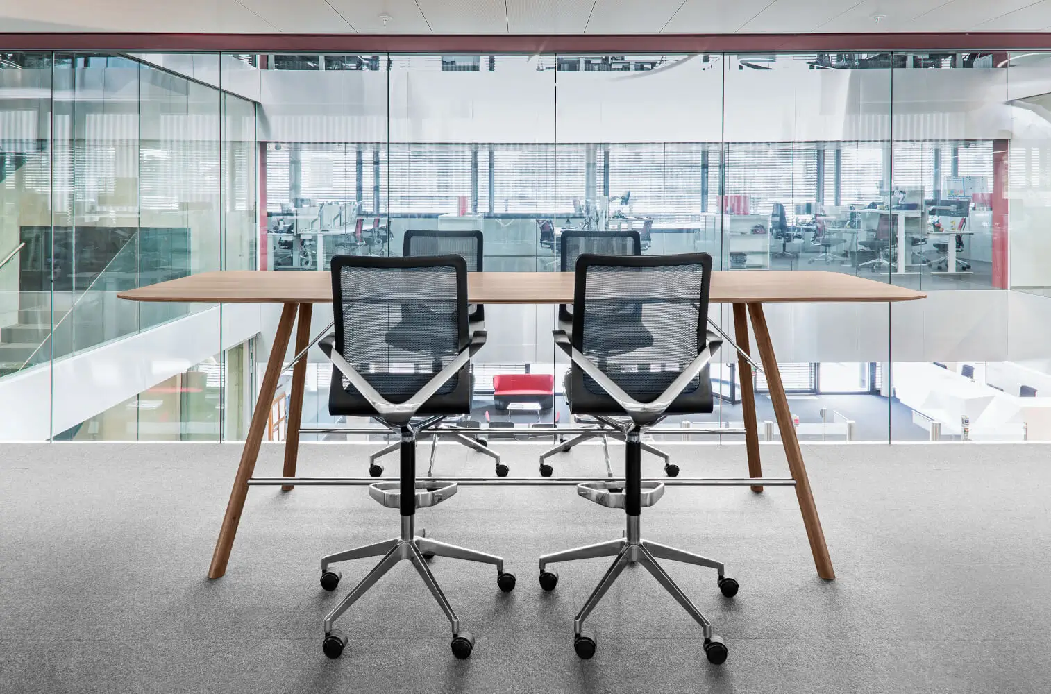 Girsberger Akio Stehtisch für kurze Meetings, Besprechungsbereiche und moderne Büroeinrichtungen.