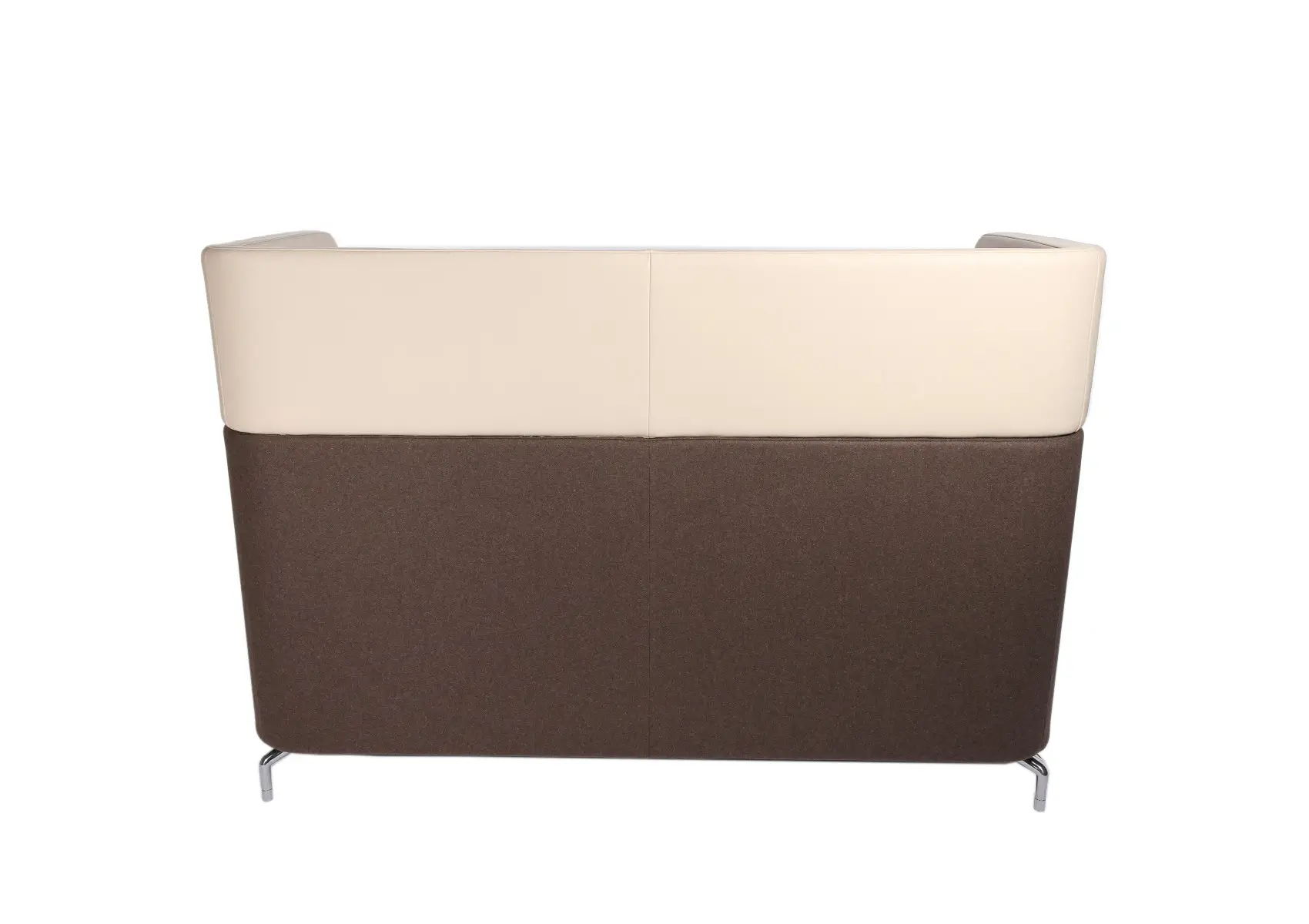 Rückansicht des Wagner W-Lounge Highback Sofas in Braun und Creme mit hoher schallabsorbierender Rückenlehne für moderne Büro- und Kommunikationsbereiche.