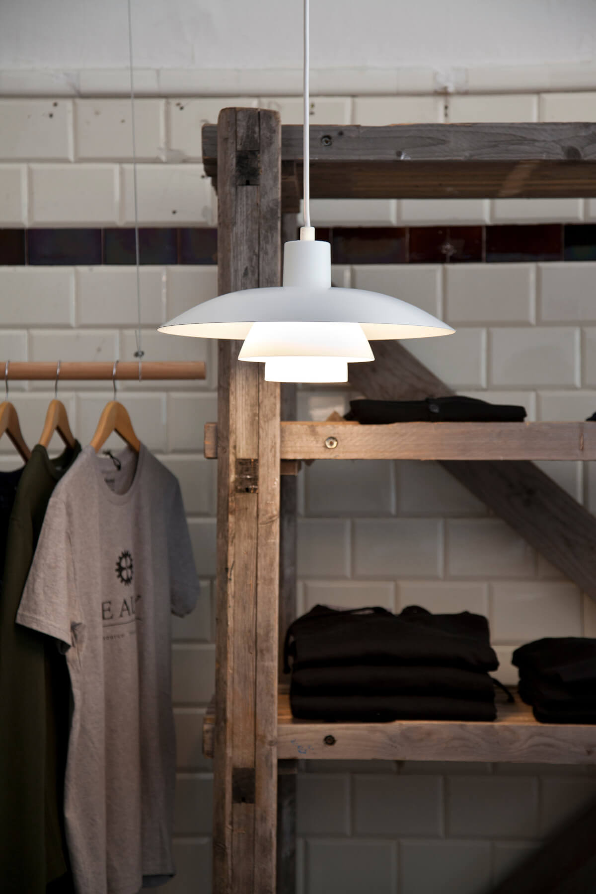 Louis Poulsen PH 4/3 Leuchte mit charakteristischem Schirmsystem für blendfreies Licht und stilvolles Ambiente.