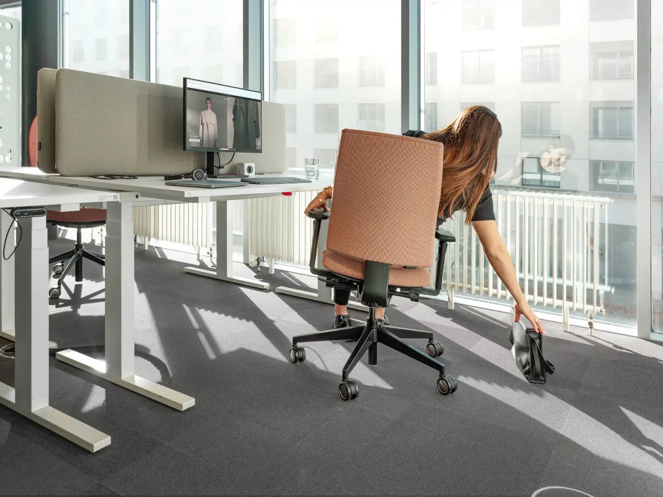 Girsberger Kyra Bürostuhl mit Armlehnen und 5-Stern-Fußkreuz für einen ergonomisch eingerichteten Homeoffice-Arbeitsplatz.