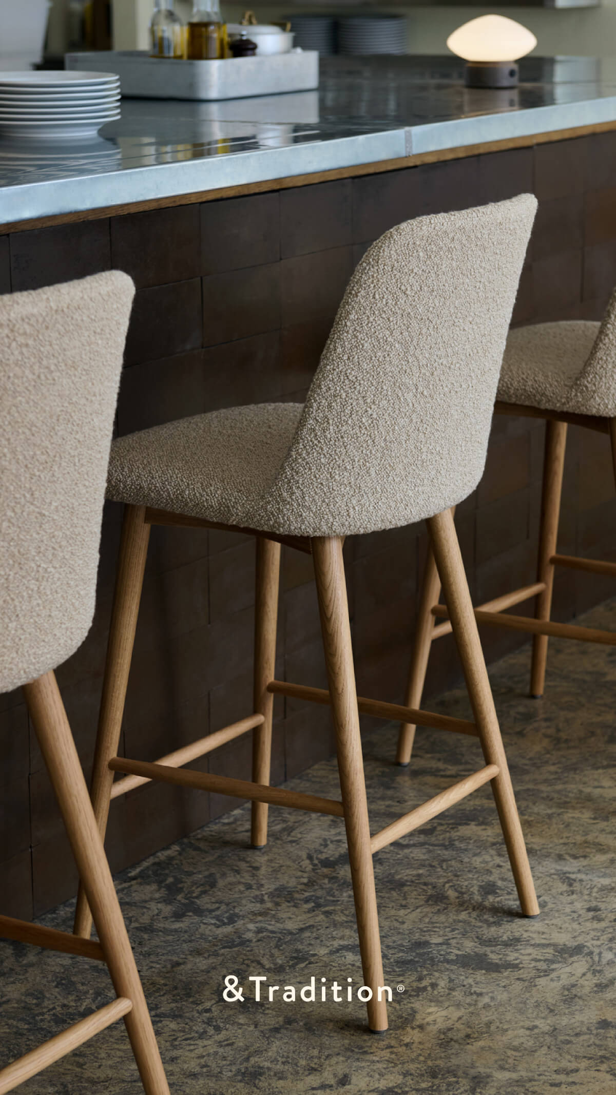 &Tradition Rely HW126 Barhocker mit gepolsterter Sitz- und Rückenlehne aus recyceltem PP und Glasfaser, modernes Design