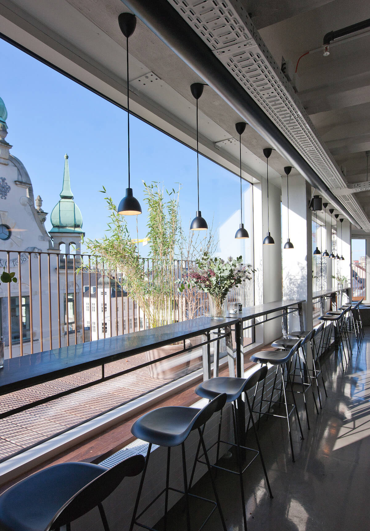 Stilvolle Toldbod Pendelleuchte von Louis Poulsen, zylindrisches Glasdesign für modernes Interior.