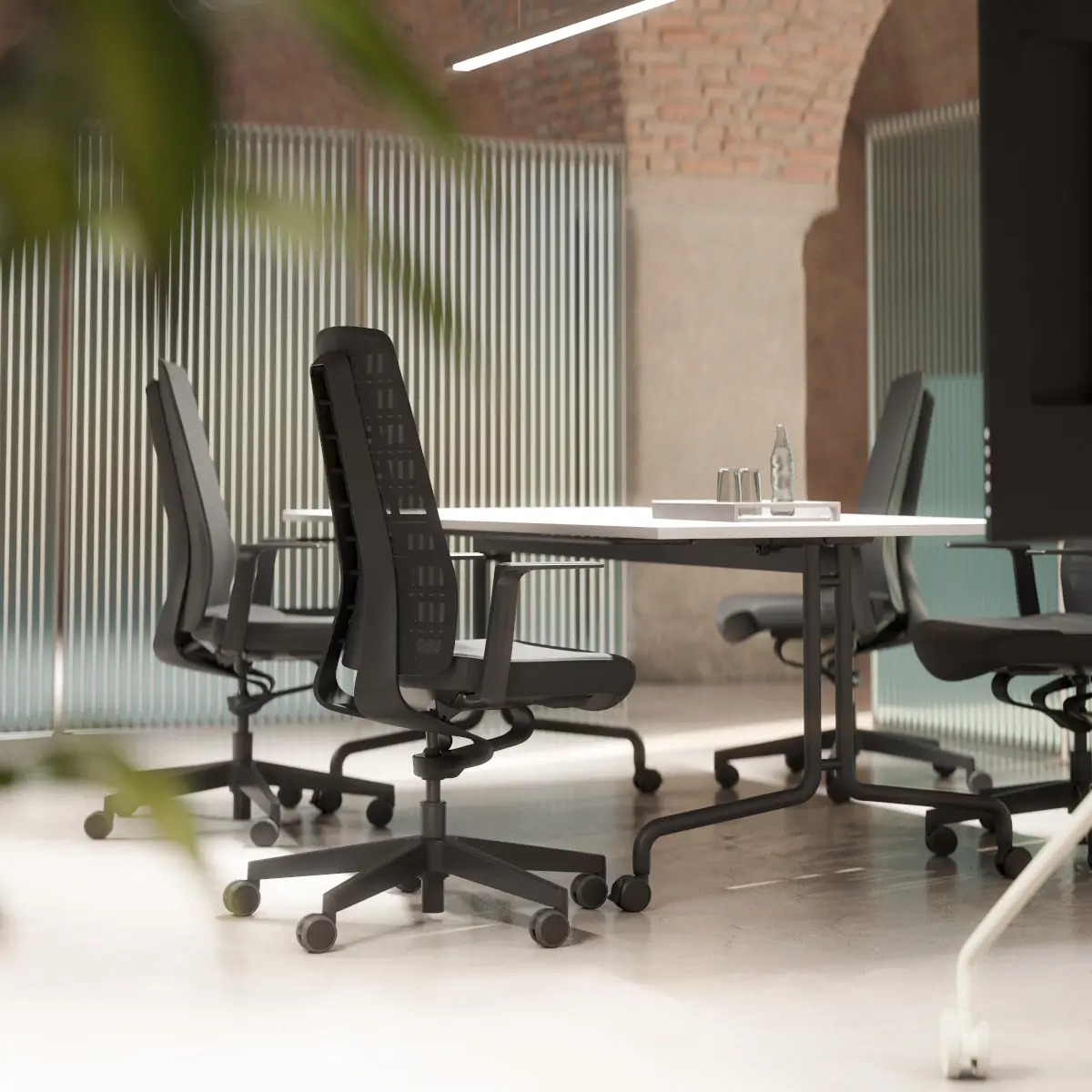 Interstuhl PUREis3 PU213 Bürodrehstühle in einem modernen Besprechungsraum