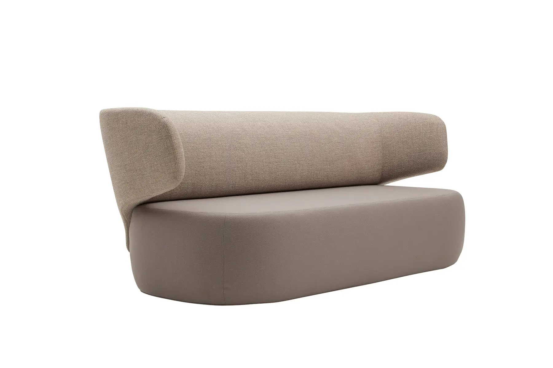 Softline Basel Sofa in Beige aus seitlicher Perspektive mit kompakter gepolsterter Sitzfläche und breiter, geschwungener Rückenlehne.