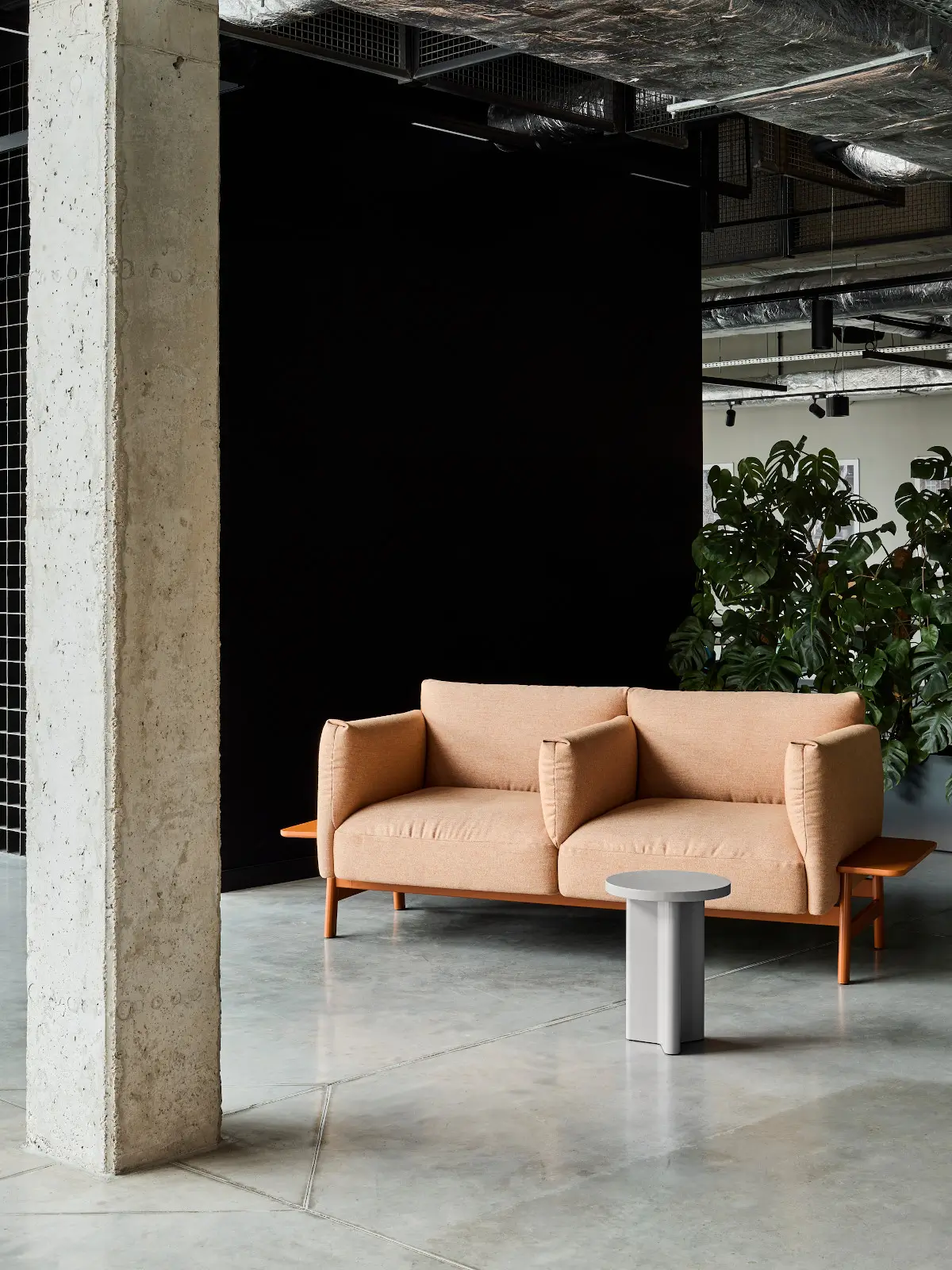 Noti Cactus Beistelltisch Ø 45 cm neben einem Sofa in modernem Interieur