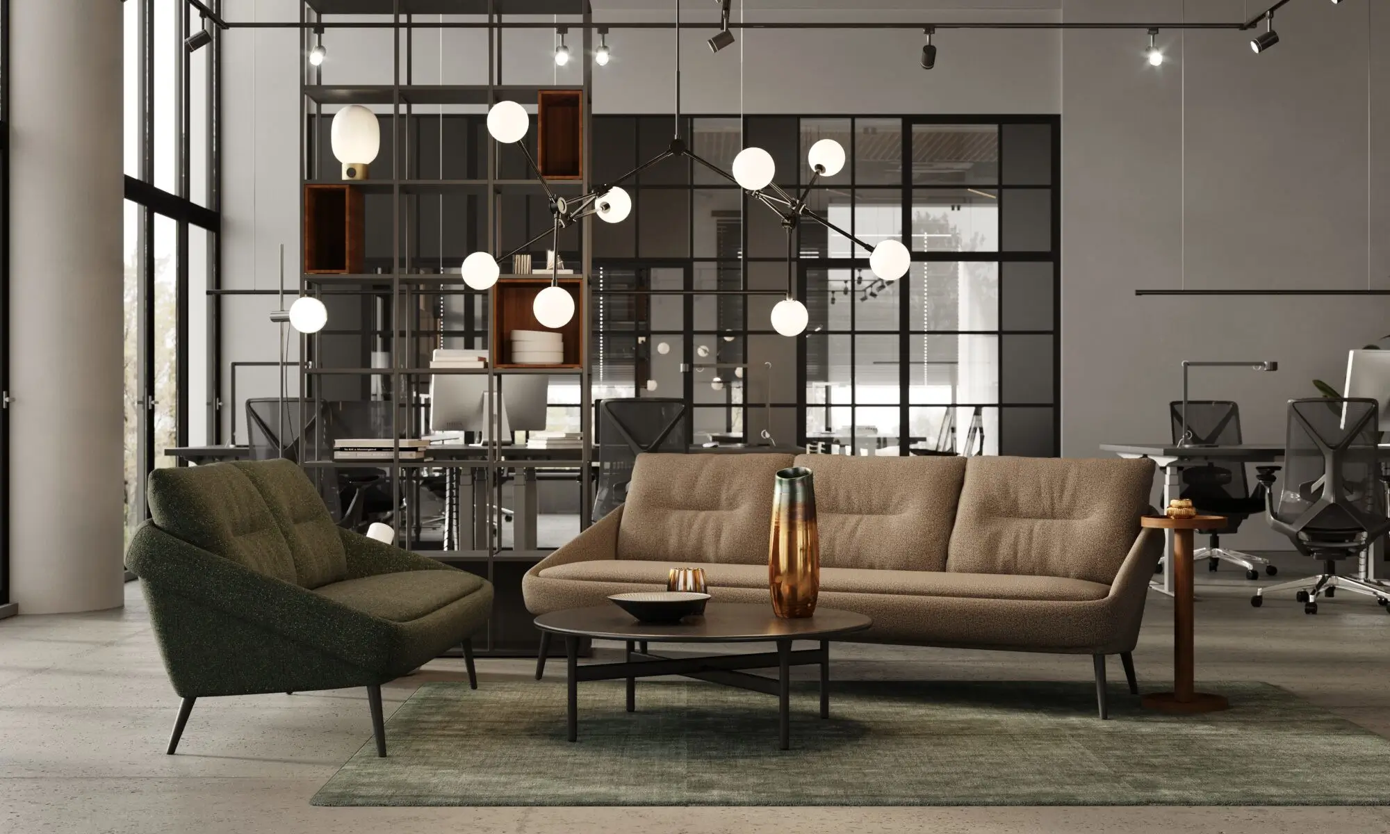 Beiges Noti Nome Sofa 3-Sitzer mit schwarzen Metallbeinen und drei gepolsterten Rückenkissen in einer modernen Büro-Lounge mit weiteren Sitzmöbeln