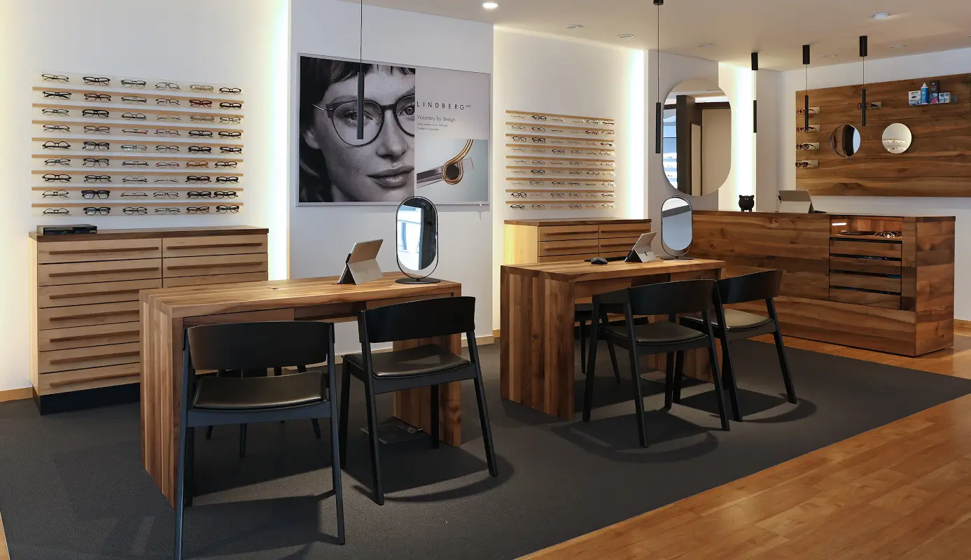 Empfangsbereich bei Optik Lau Akustik mit Muuto Cover Stühlen und hochwertiger Bestuhlung von Smartambiente