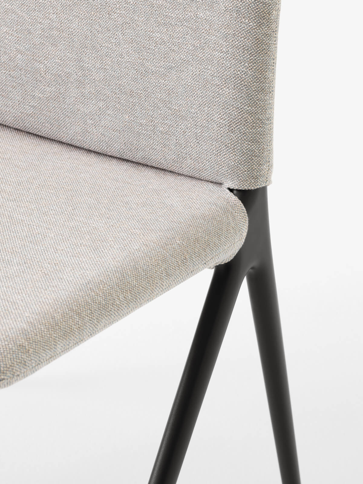 &Tradition Kape IF7 Stuhl schwarz clay 0003, hochwertiger Holzstuhl im modernen nordischen Design für Esszimmer