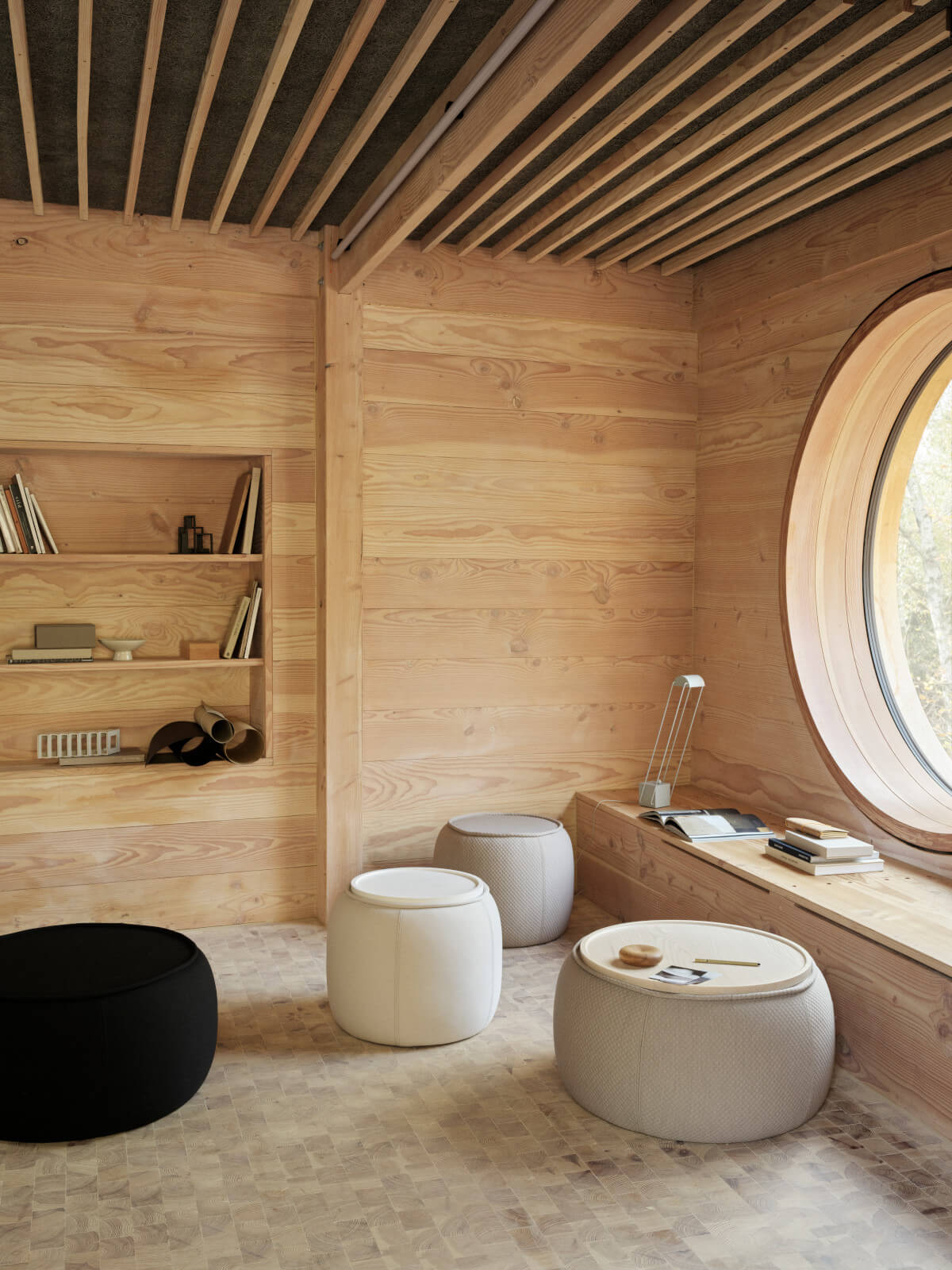 Conga Hocker von Softline, hochwertiger Polsterhocker im modernen Design, ideal als Sitzgelegenheit oder Fußhocker