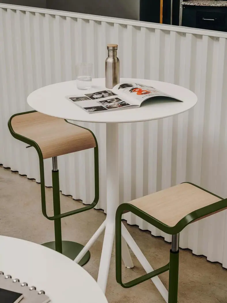 Lapalma LEM Barhocker an einer hohen Arbeitsfläche als flexible Sitzgelegenheit für moderne Arbeitsbereiche.