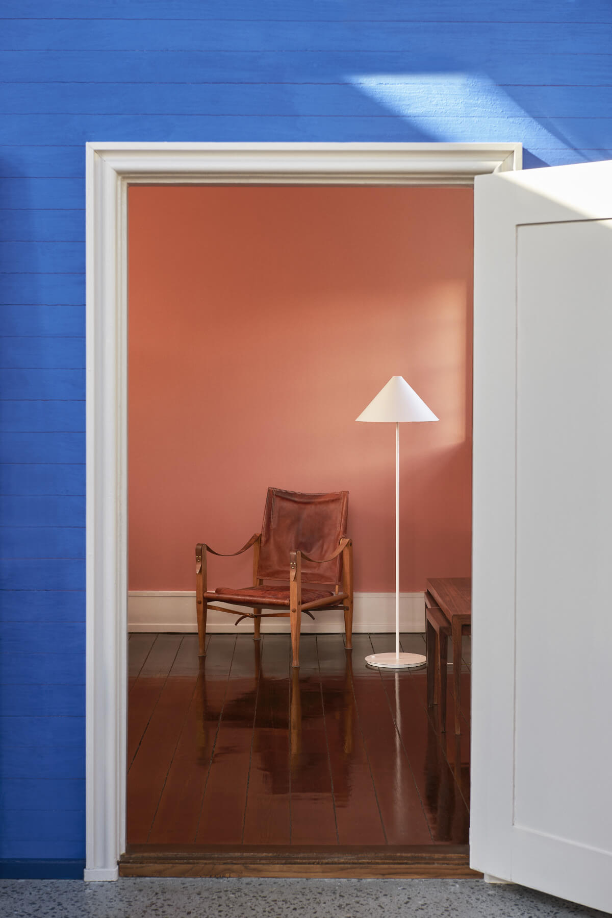 Louis Poulsen Keglen Stehleuchte mit kegelförmigem Schirm für weiches, blendfreies Licht im modernen Wohnraum.