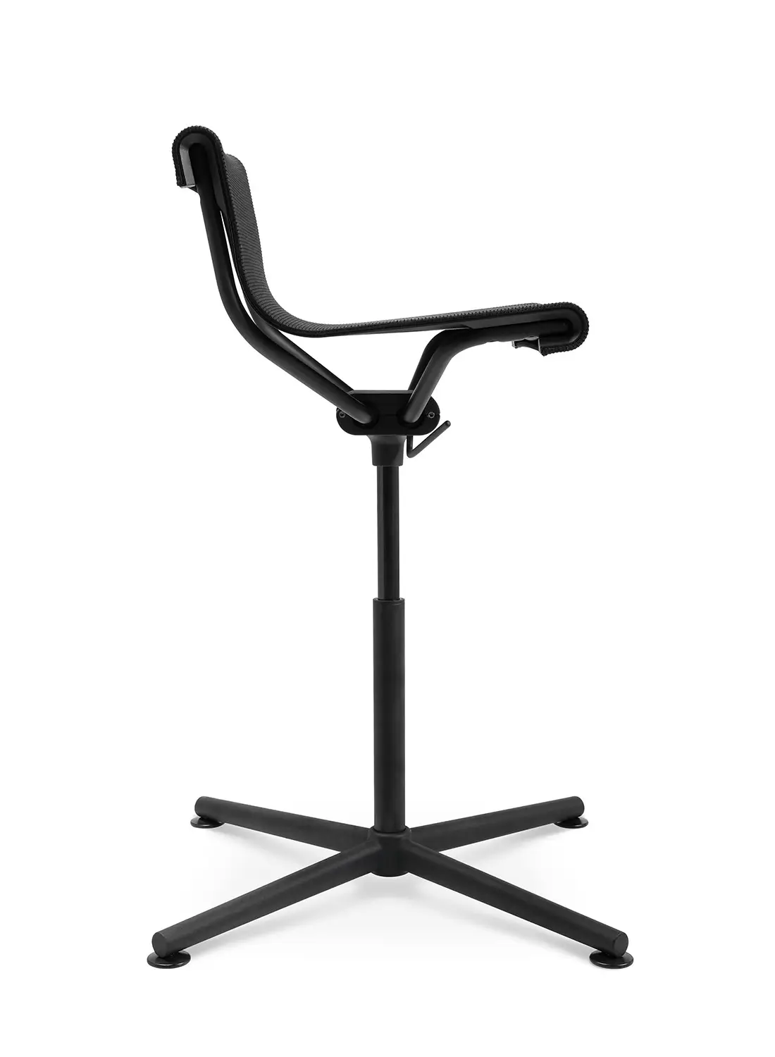 Seitenansicht des Wagner d1 Highstools in mittelhoher Ausführung mit Netzbespannung und höhenverstellbarem Gestell.