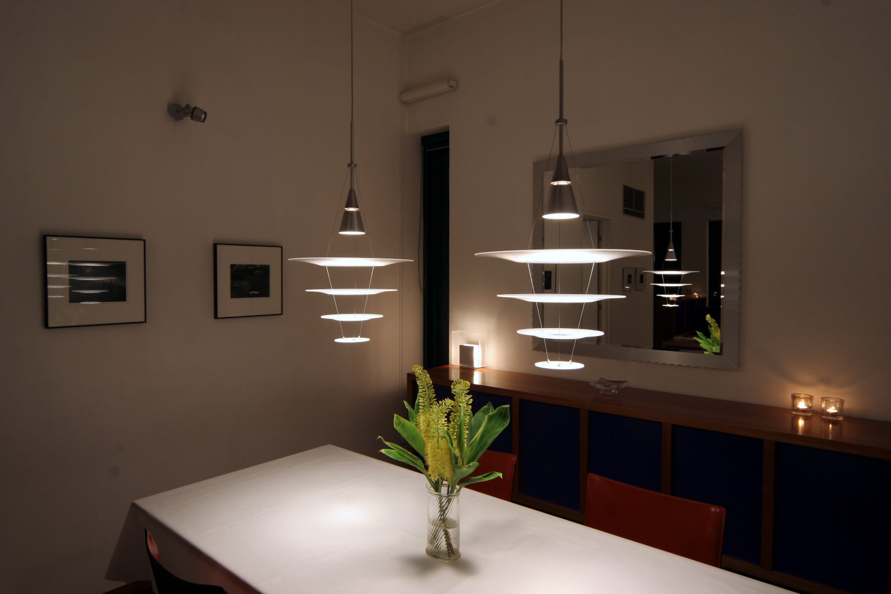 Minimalistische Louis Poulsen Enigma Hängeleuchte mit schwebenden Acrylscheiben für stilvolle Raumbeleuchtung.