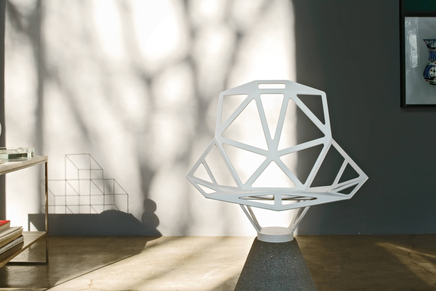 Magis Chair_One mit Zementsockel im modernen Essbereich, robust, hochwertig und ikonisches Design von Konstantin Grcic