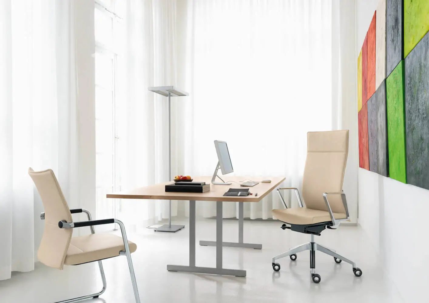 Girsberger Diagon Executive Bürostuhl an einem modernen Arbeitsplatz mit passendem Freischwinger.