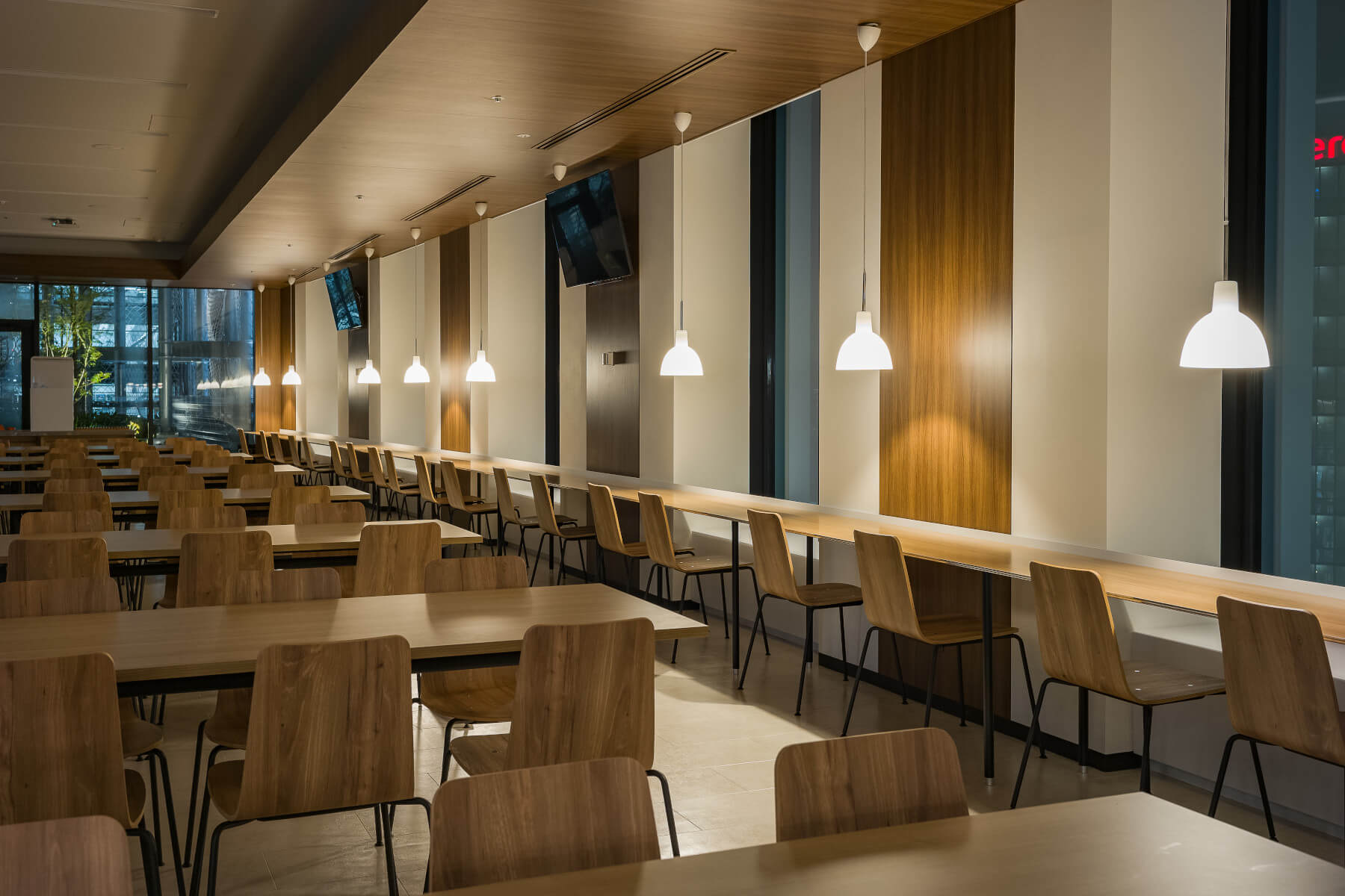 Elegante Louis Poulsen Toldbod Pendelleuchte aus Glas für gleichmäßige Lichtverteilung und stilvolle Räume.