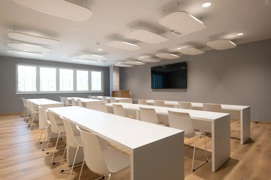 Interstuhl SHUFFLEis1 SU131 Besucherstühle in einem modernen Schulungs- und Seminarraum