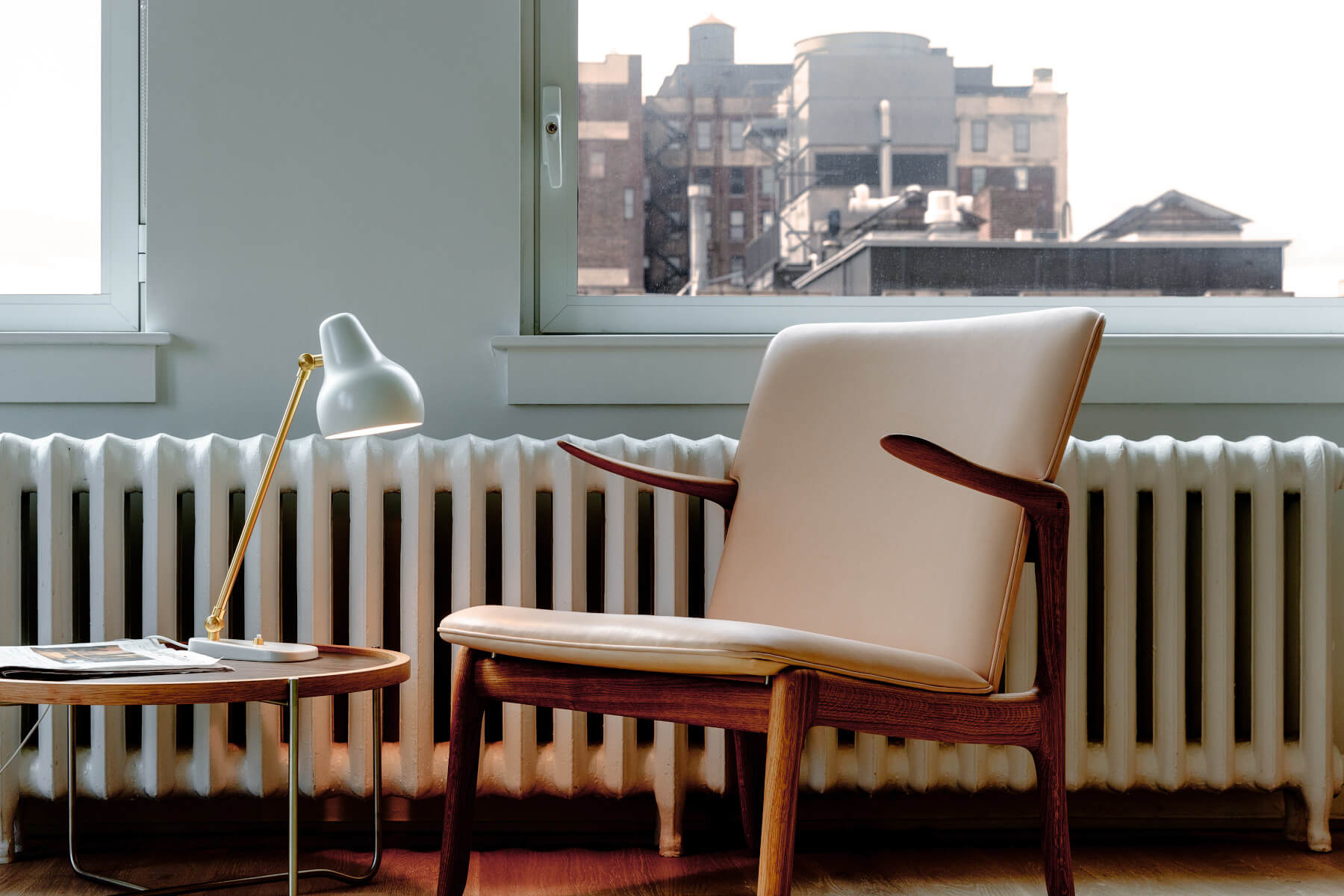 Louis Poulsen VL 38 Tischleuchte mit verstellbarem Schirm und warmem Licht für gemütliches Ambiente.