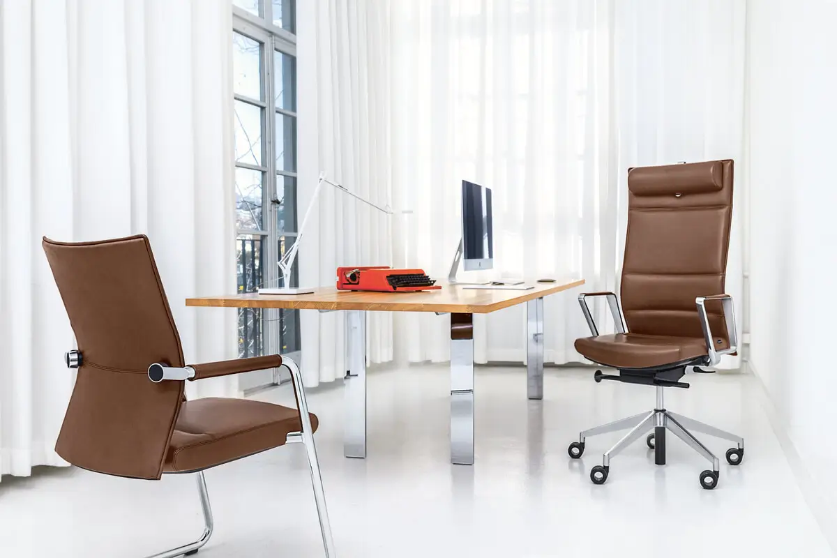 Girsberger Diagon Executive Bürostuhl als hochwertige Sitzlösung an einem stilvoll eingerichteten Arbeitsplatz.