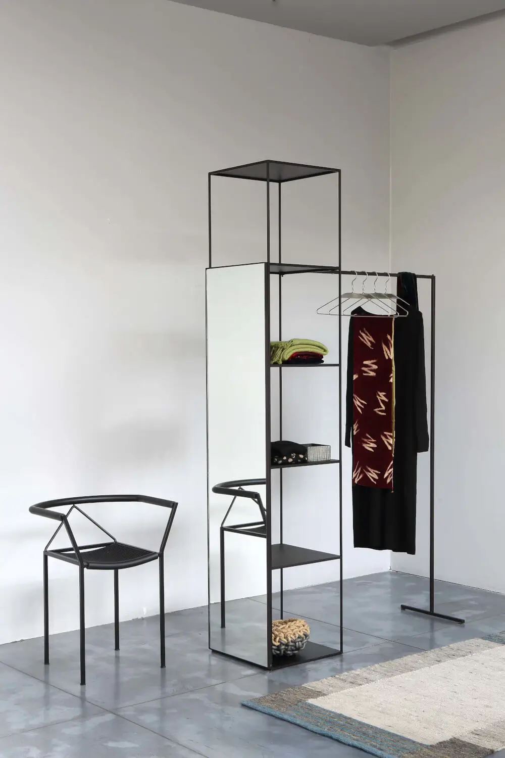 Zeus Slim Irony Mirabilia Regal mit Spiegel und Garderobe als elegante Lösung im Eingangsbereich.