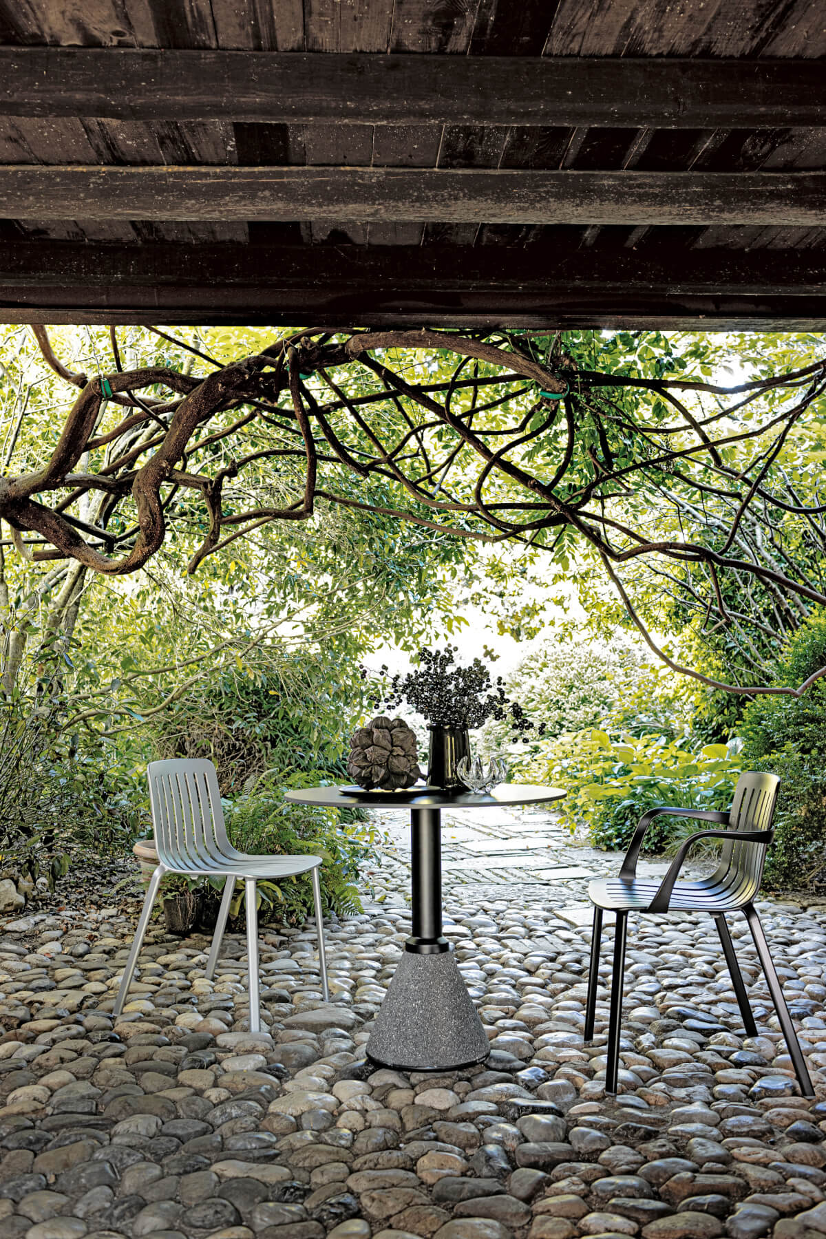 Magis Table One im modernen Essbereich, hochwertig verarbeitet, leicht und stilvolles italienisches Design