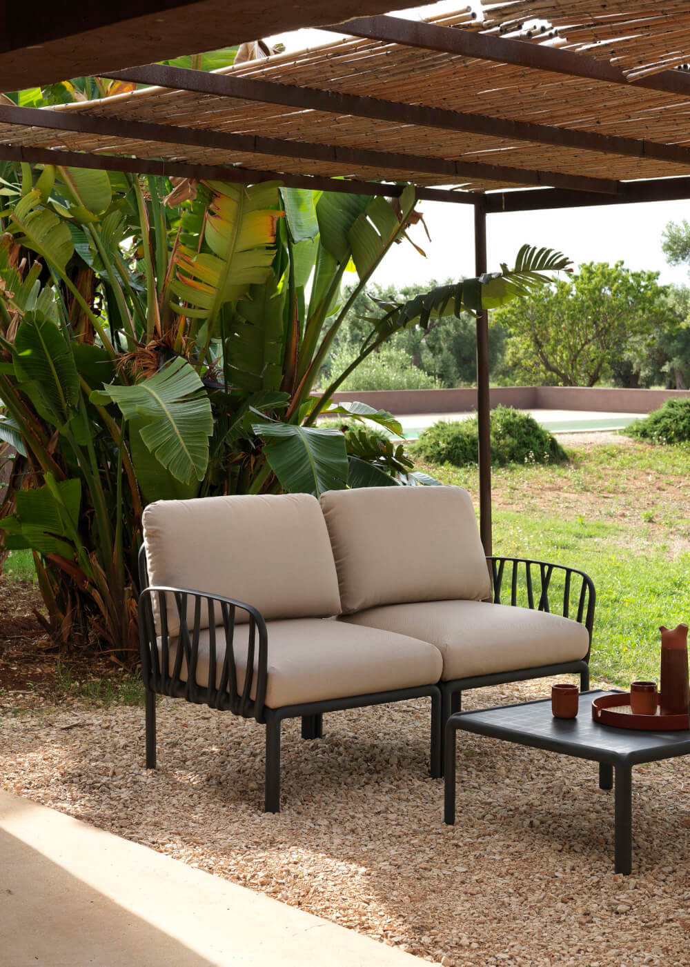 Komodo Gartensofa auf Terrasse, robust, ergonomisch und leicht – modernes Design „Made in Italy“