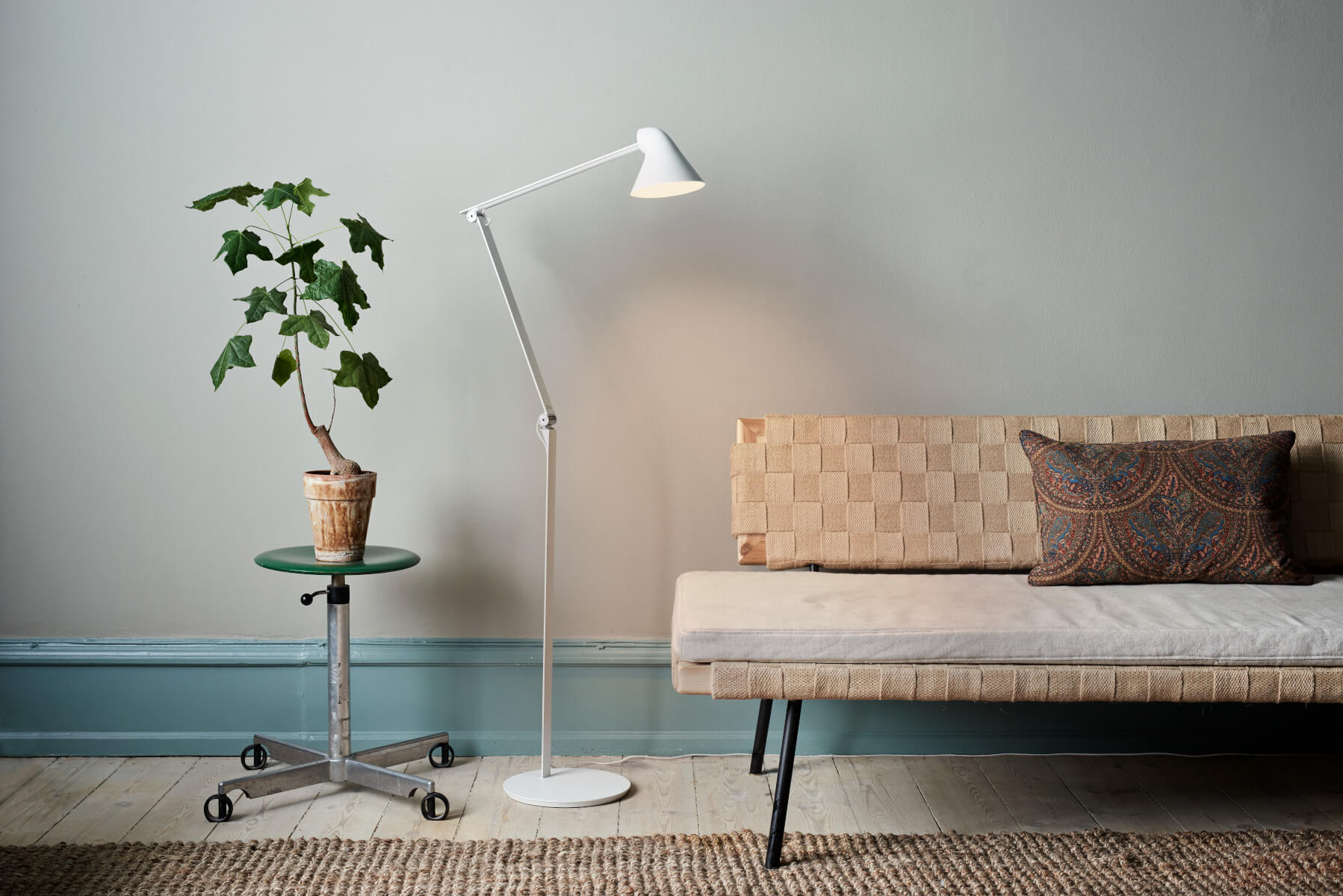 Elegante NJP Stehlampe von Louis Poulsen, ideal als Leseleuchte mit flexibel einstellbarem Licht.