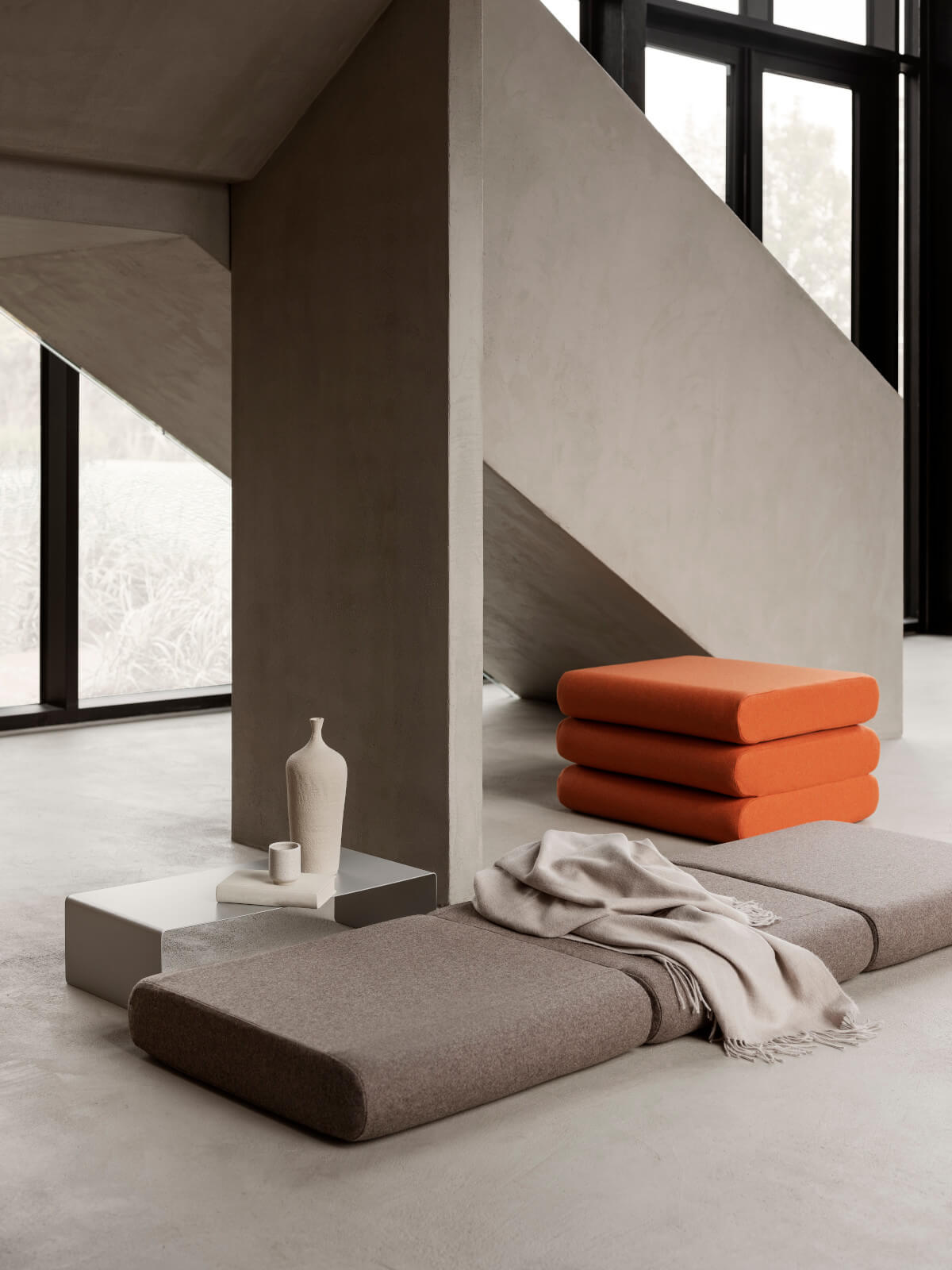 Design-Hocker Softline Bingo, moderner Sitzhocker mit klarer Formensprache für Wohn- und Objektbereiche