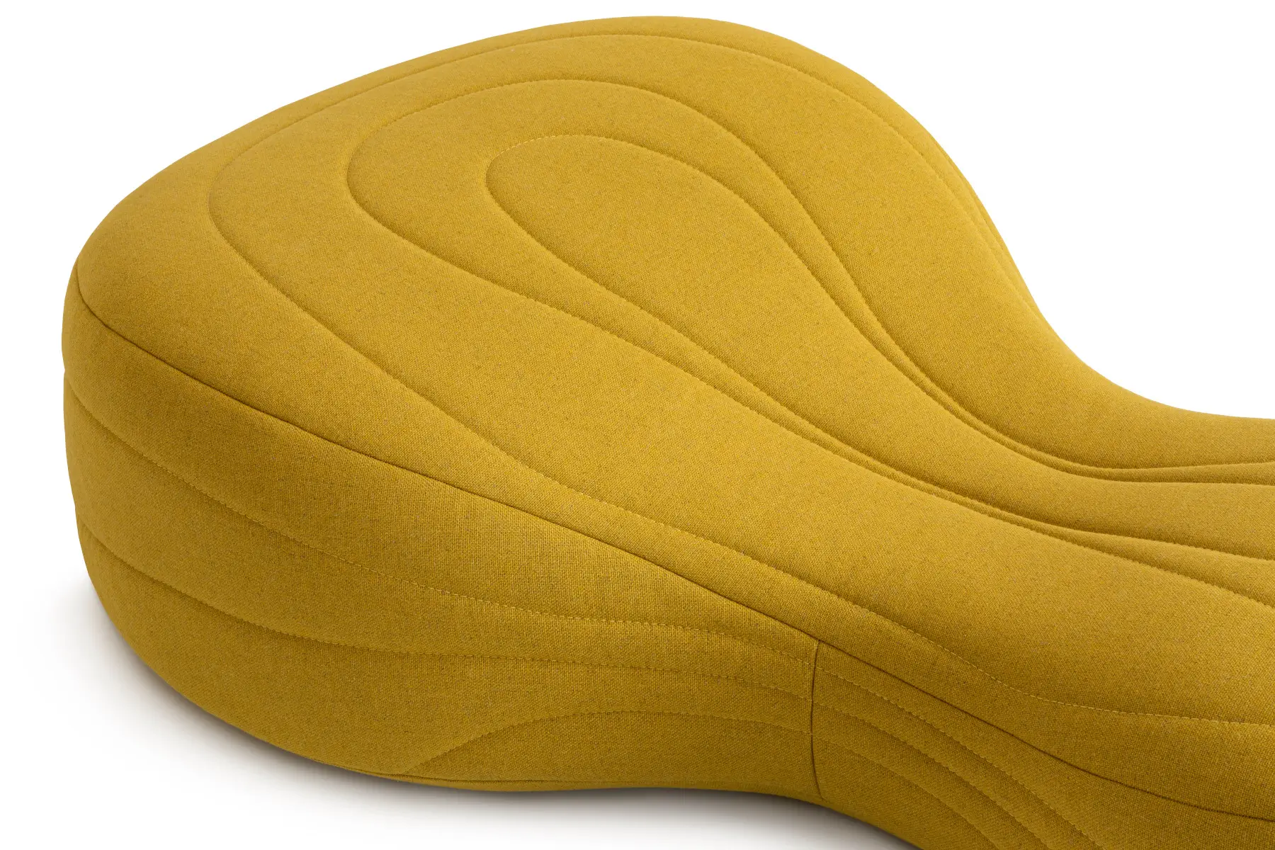 Detailansicht des gelben Noti Bouli Sofa 2-Sitzers mit charakteristischer Polsterung und geschwungenen Nähten