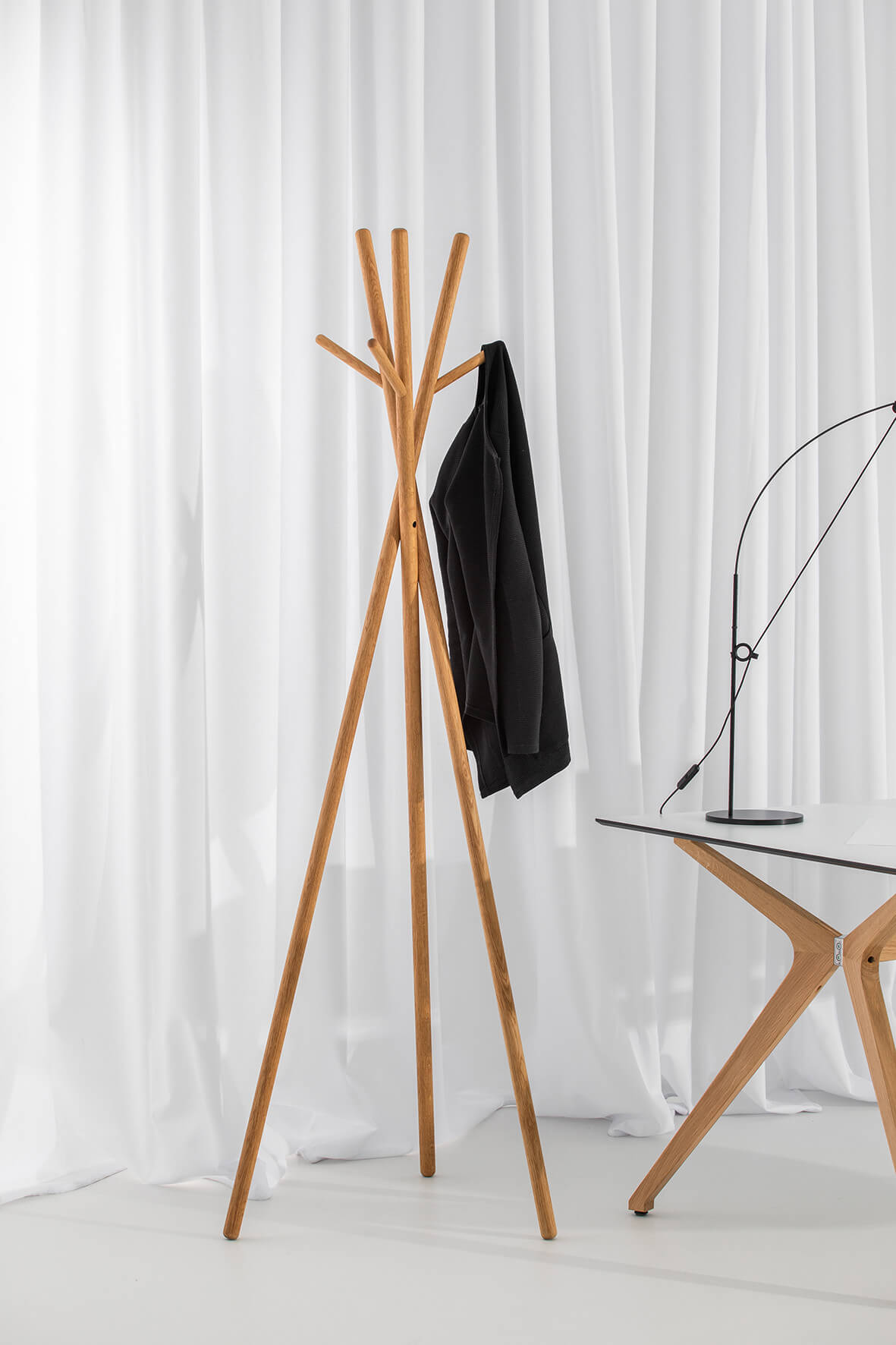 Stabiler Wagner W-Stick Garderobenständer aus Holz, platzsparend, multifunktional, ideal für Jacken, Mäntel und Accessoires