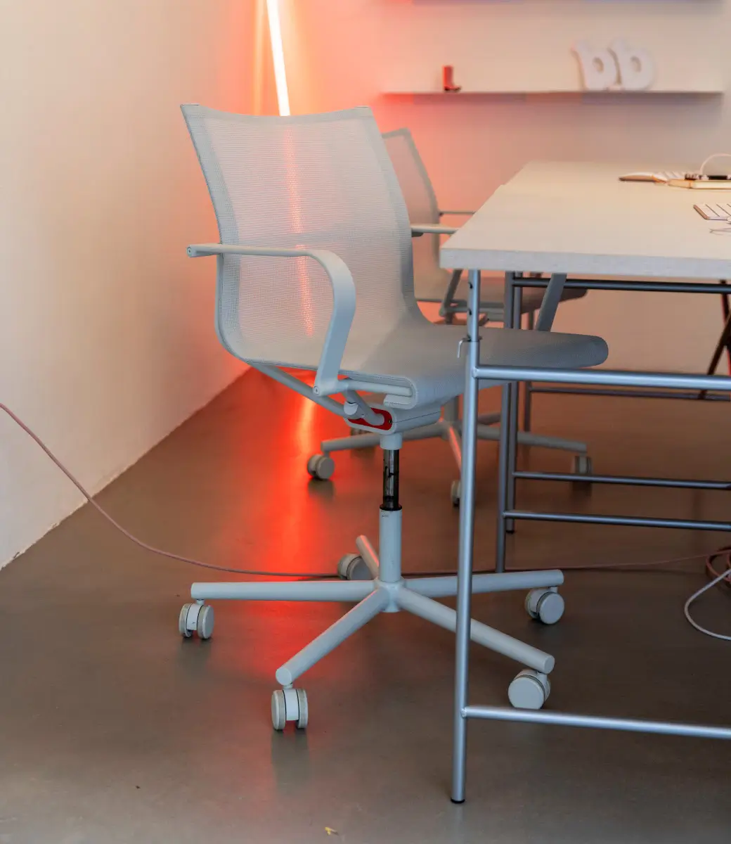 babes-agency-wagner-d1-office-arbeitsstuhl-weiss-detail.webp?width=3000