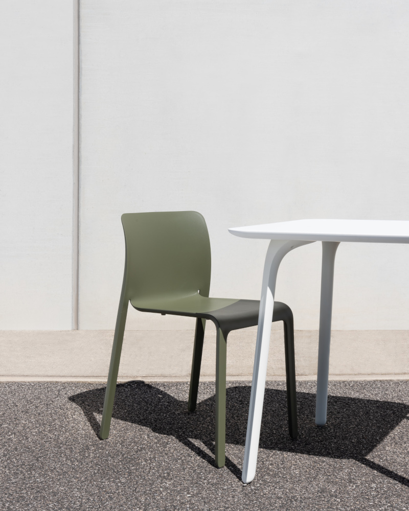 Magis First Tisch im modernen Essbereich, hochwertig gefertigt in Italien, stilvoll, minimalistisch und langlebig