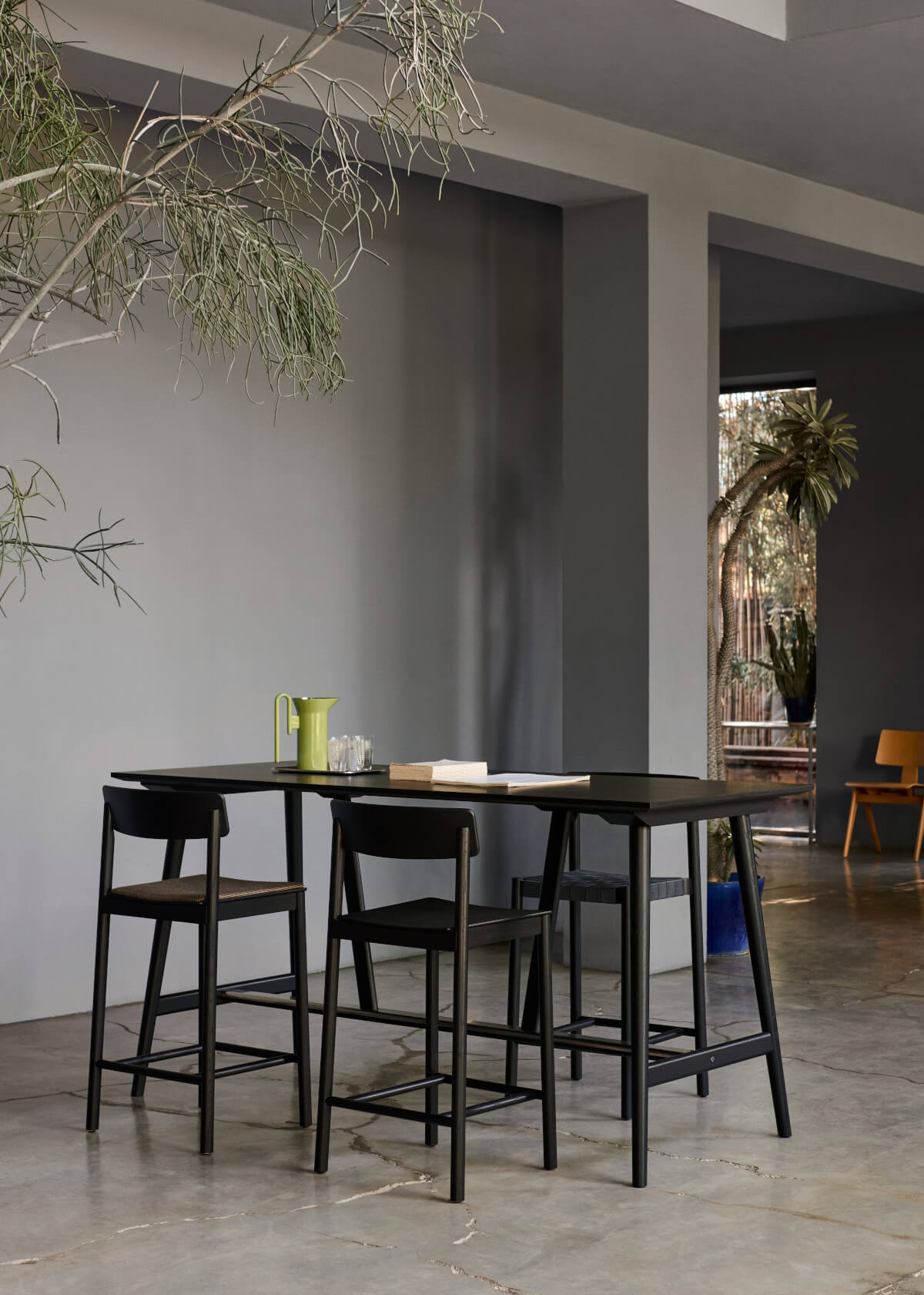 Moderner Betty TK16 Barhocker von &Tradition, komfortabel und hochwertig verarbeitet – elegant an Kücheninsel oder Bar