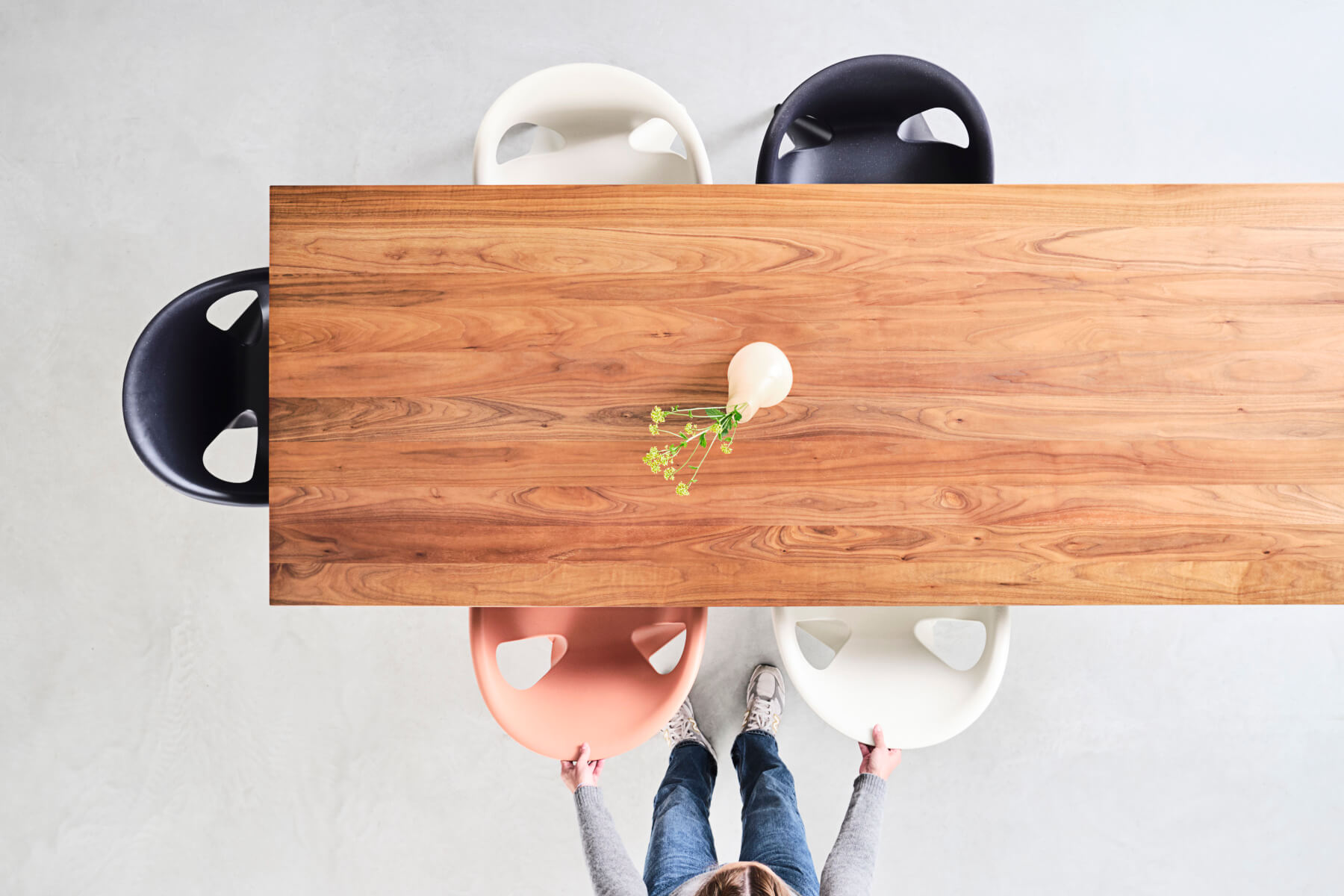 Komfortabler Magis Bell Chair im Esszimmer oder Café, stapelbar, leicht, langlebig und stilvoll