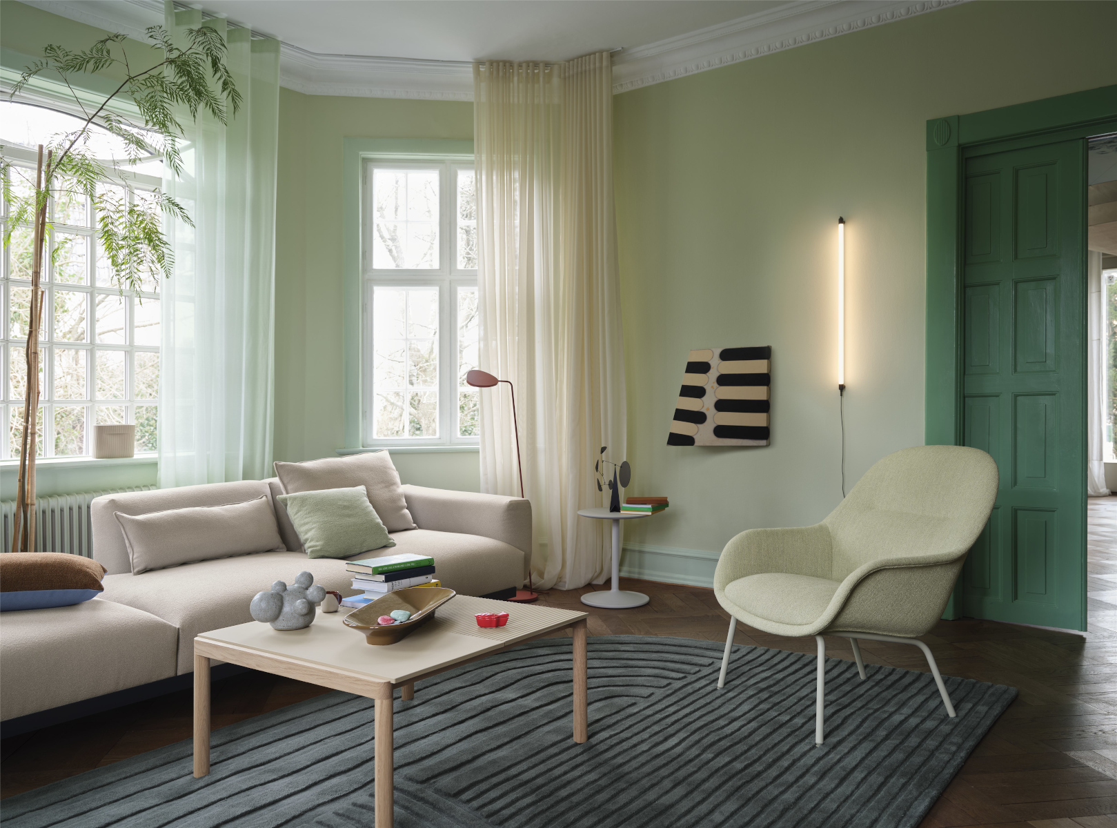 Bequemer Muuto Fiber Lounge Armchair mit weicher Polsterung und skandinavischem Design, perfekt für Büro und Zuhause