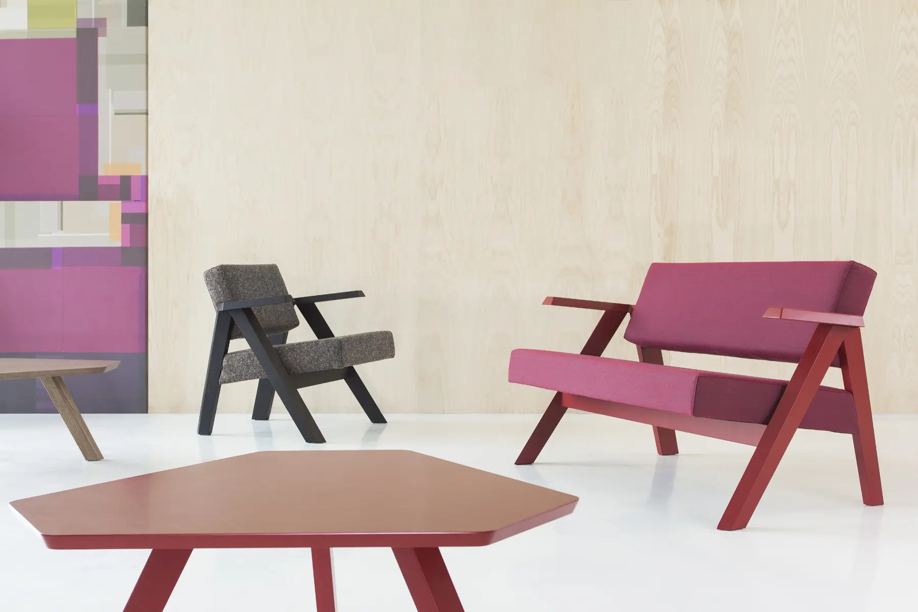 Noti Clapp Sofa 2-Sitzer in Rot mit Armlehnen in einem modernen Lounge-Bereich